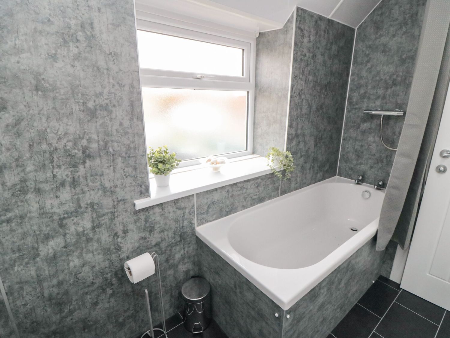 Corner Cottage in Bridlington, East Riding of Yorkshire. Pet-friendly. Woodburning stove. Near shop.