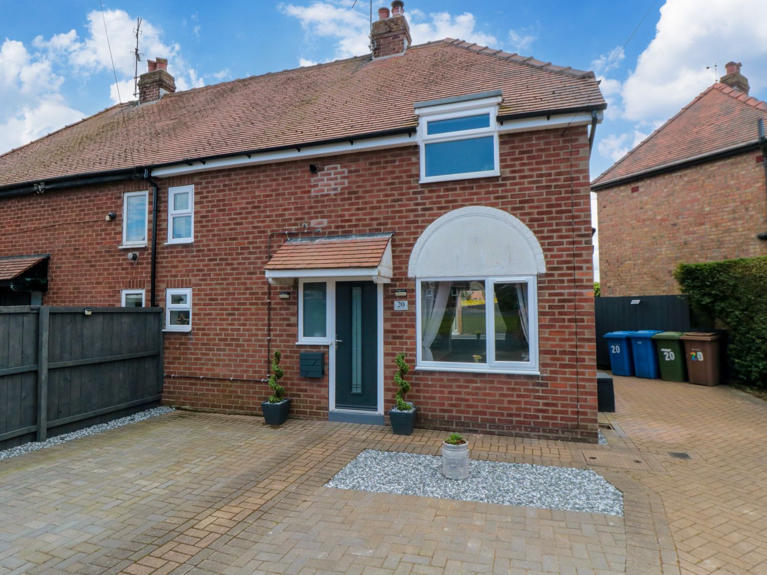 Corner Cottage in Bridlington, East Riding of Yorkshire. Pet-friendly. Woodburning stove. Near shop.