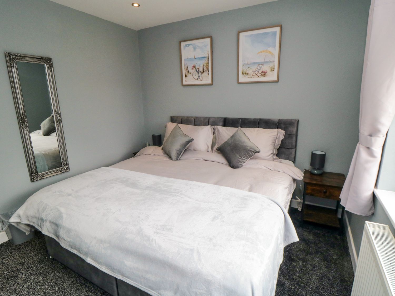 Corner Cottage in Bridlington, East Riding of Yorkshire. Pet-friendly. Woodburning stove. Near shop.