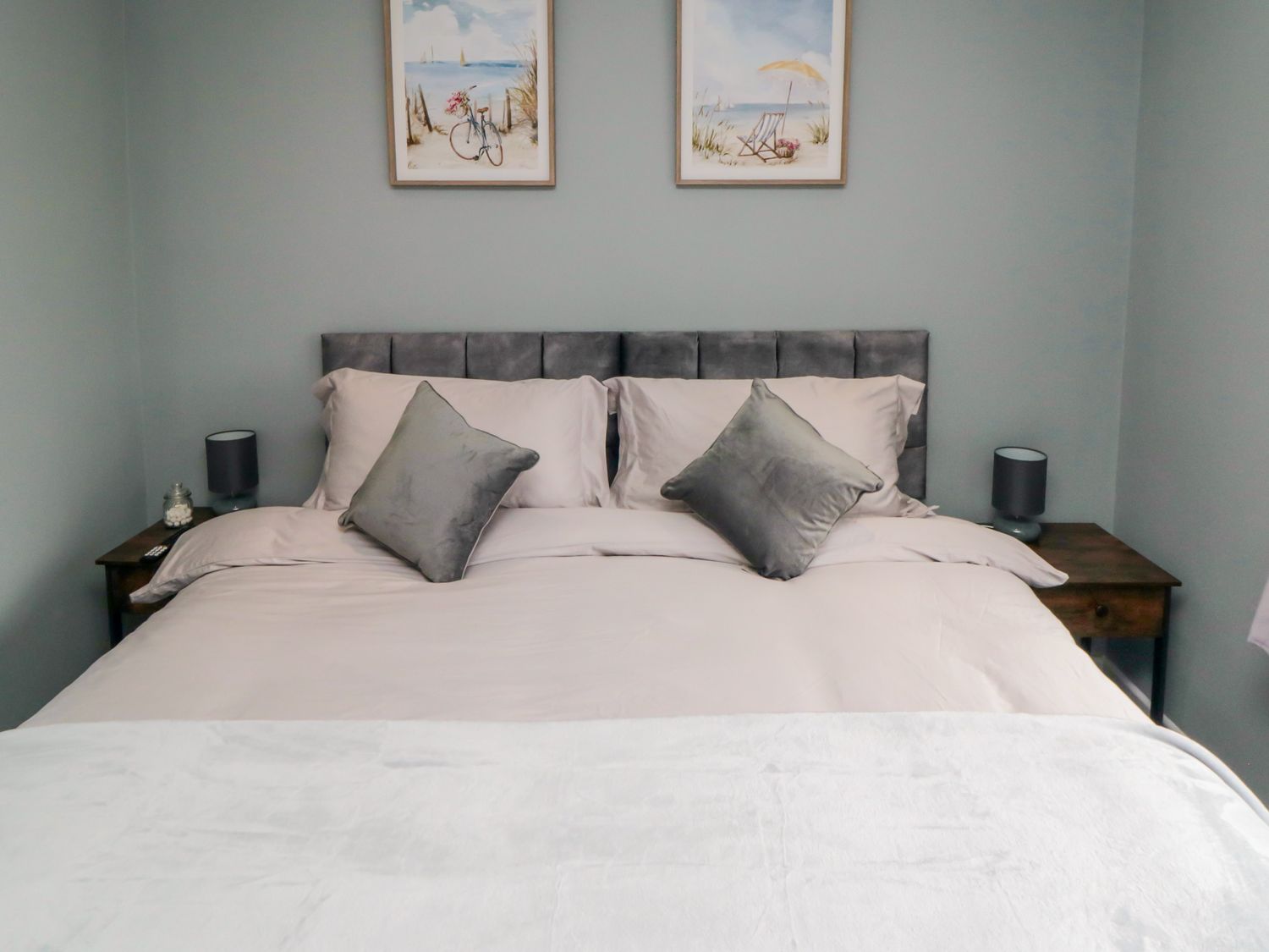 Corner Cottage in Bridlington, East Riding of Yorkshire. Pet-friendly. Woodburning stove. Near shop.