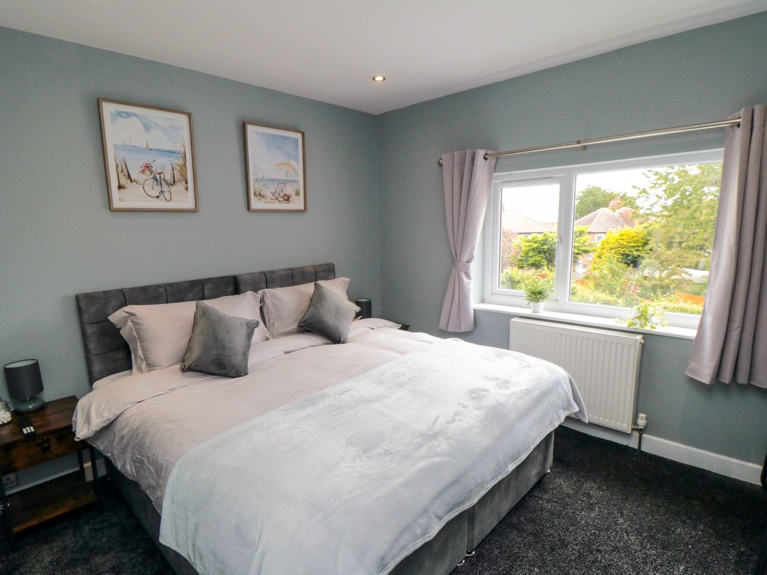 Corner Cottage in Bridlington, East Riding of Yorkshire. Pet-friendly. Woodburning stove. Near shop.
