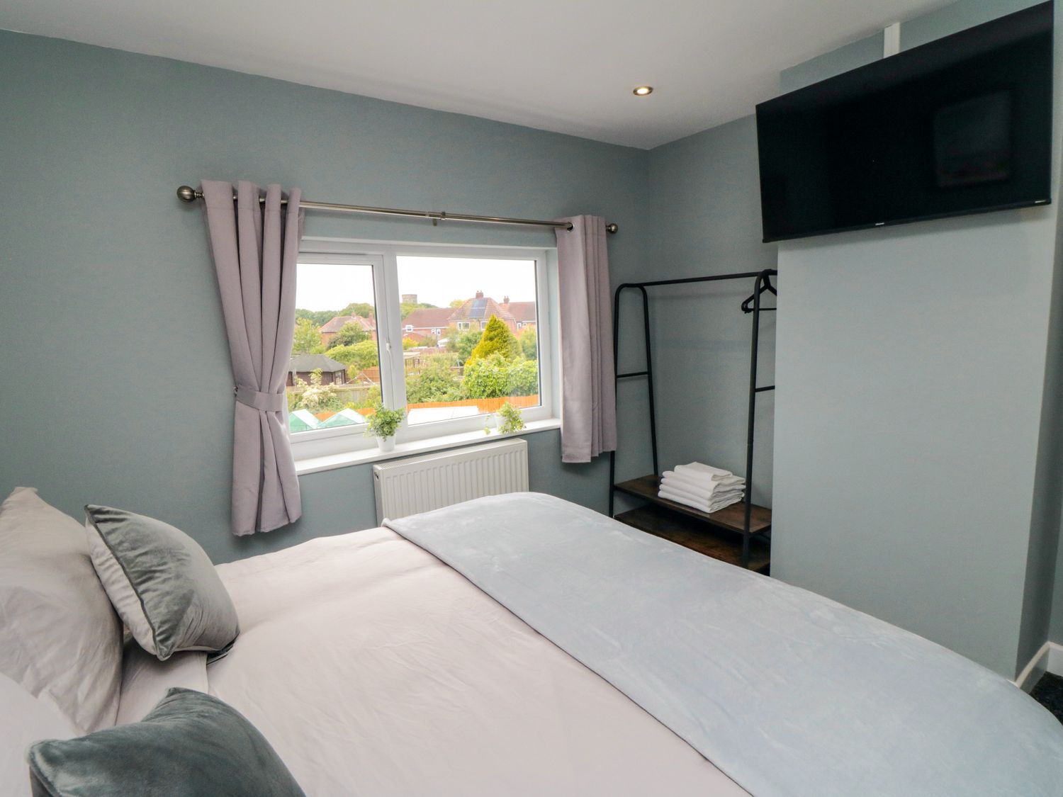 Corner Cottage in Bridlington, East Riding of Yorkshire. Pet-friendly. Woodburning stove. Near shop.