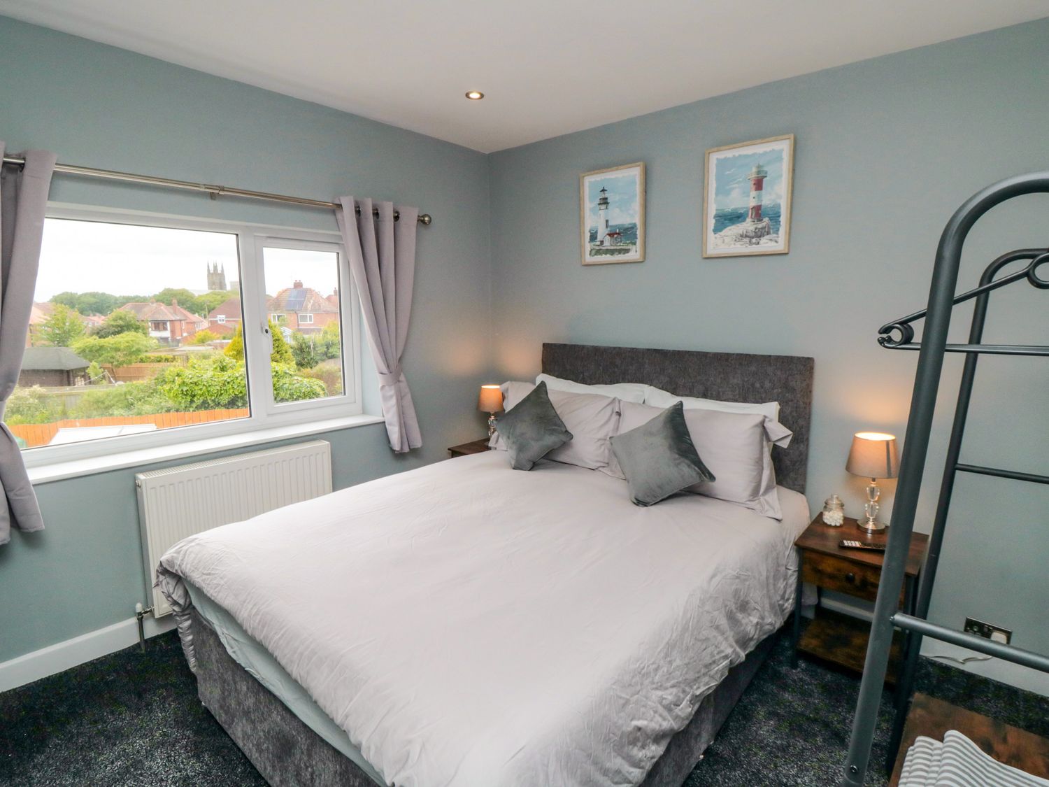 Corner Cottage in Bridlington, East Riding of Yorkshire. Pet-friendly. Woodburning stove. Near shop.