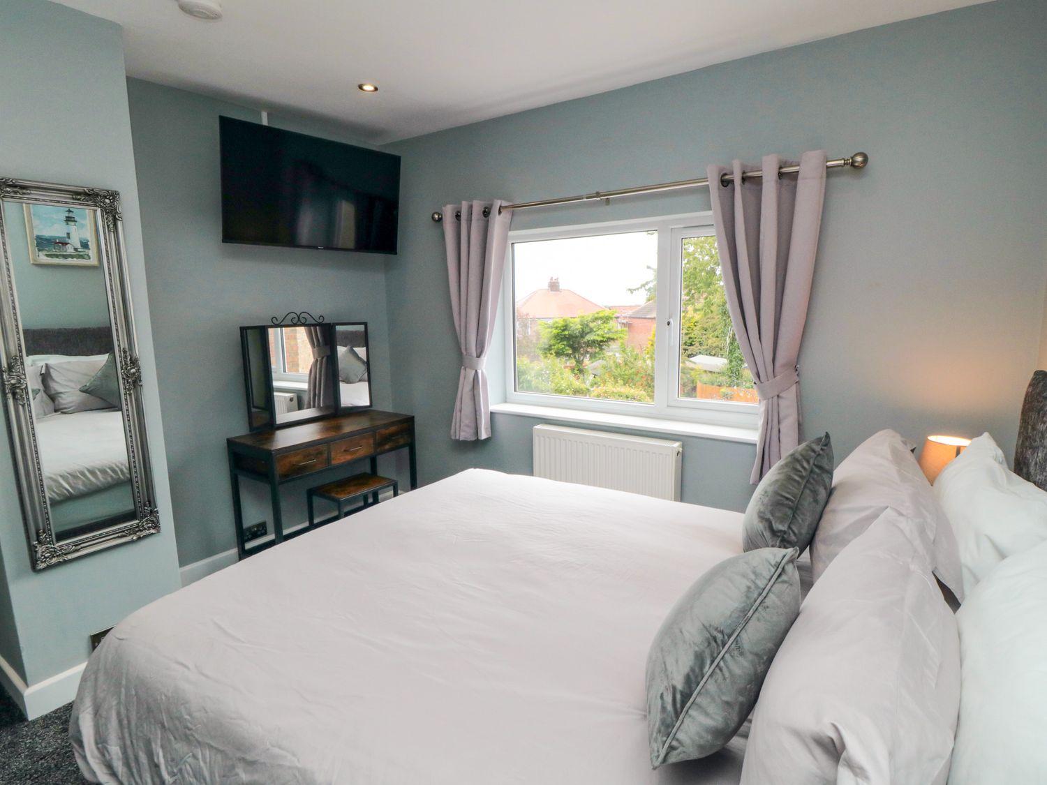 Corner Cottage in Bridlington, East Riding of Yorkshire. Pet-friendly. Woodburning stove. Near shop.