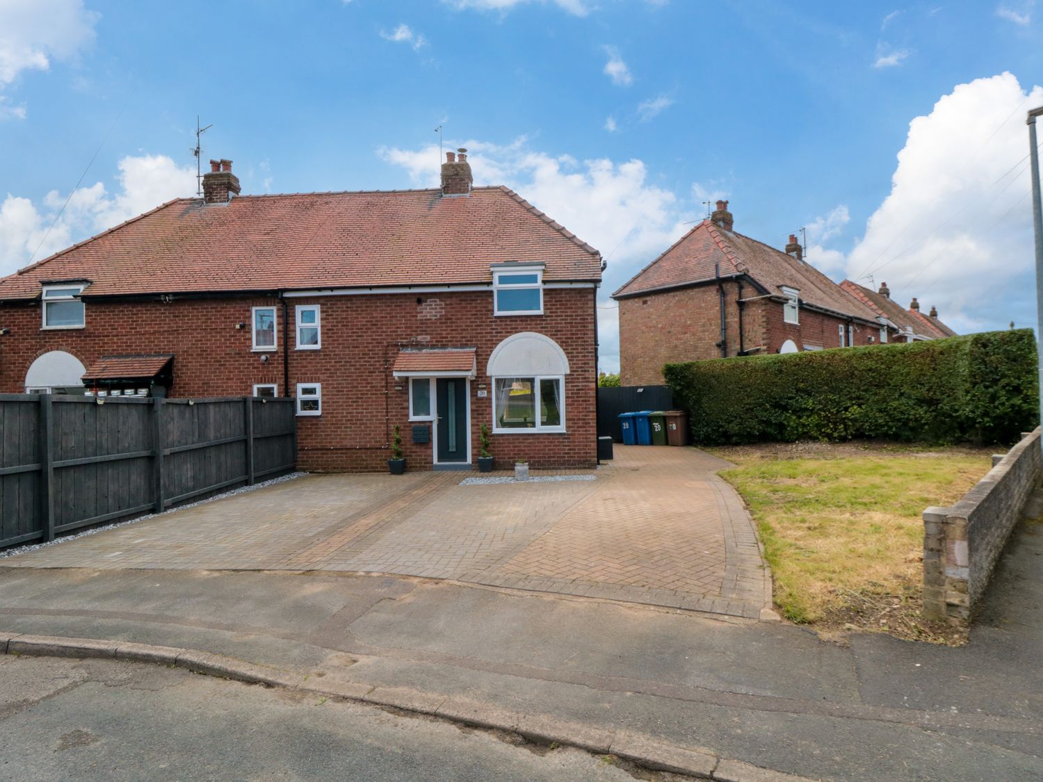 Corner Cottage in Bridlington, East Riding of Yorkshire. Pet-friendly. Woodburning stove. Near shop.