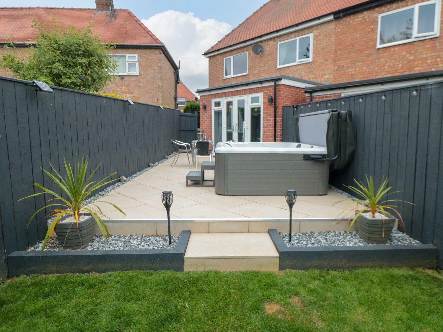 Corner Cottage in Bridlington, East Riding of Yorkshire. Pet-friendly. Woodburning stove. Near shop.