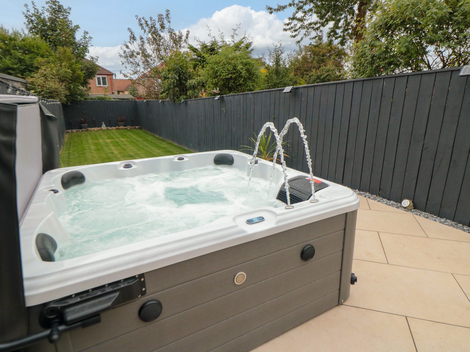 Corner Cottage in Bridlington, East Riding of Yorkshire. Pet-friendly. Woodburning stove. Near shop.