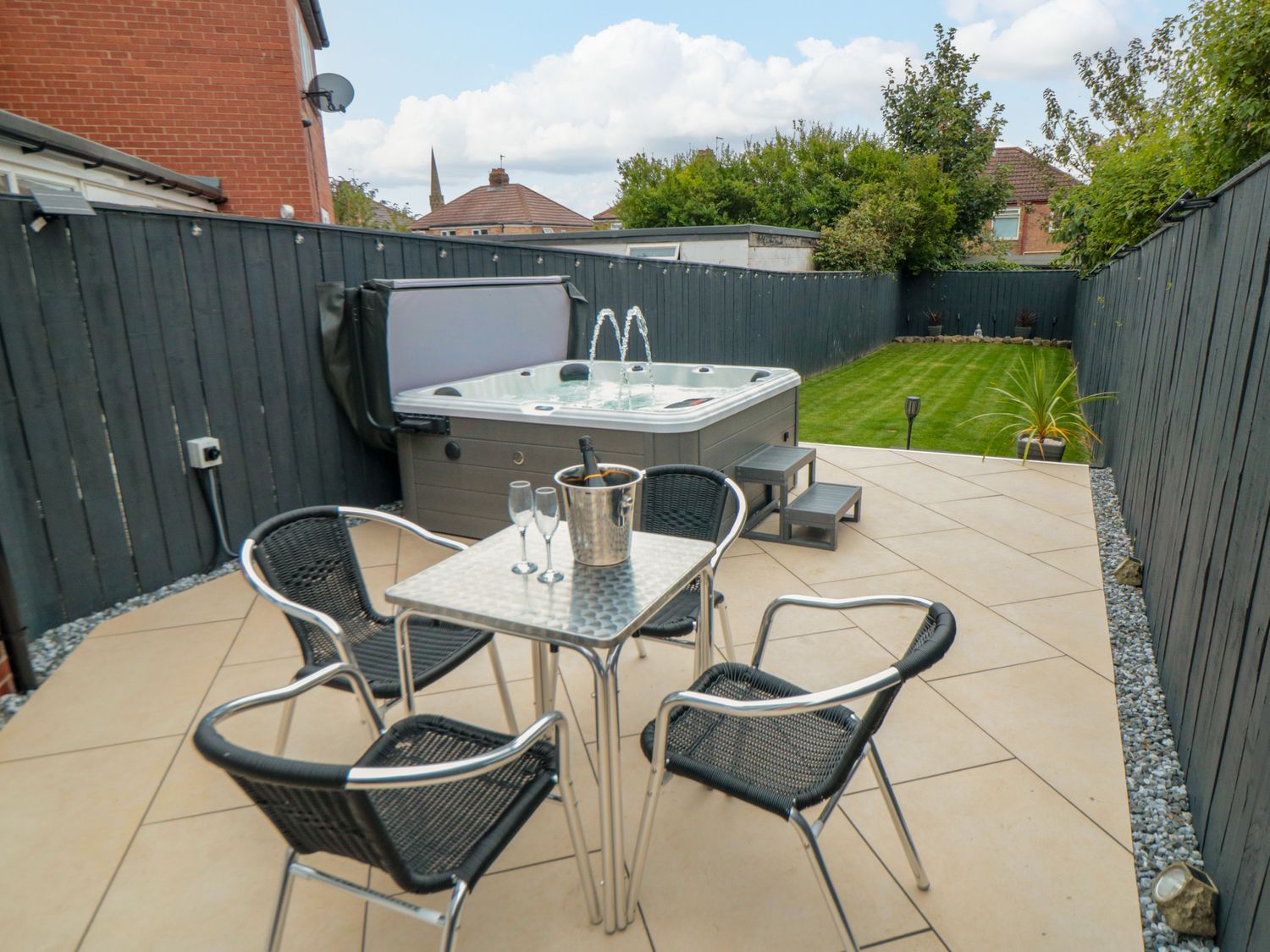 Corner Cottage in Bridlington, East Riding of Yorkshire. Pet-friendly. Woodburning stove. Near shop.