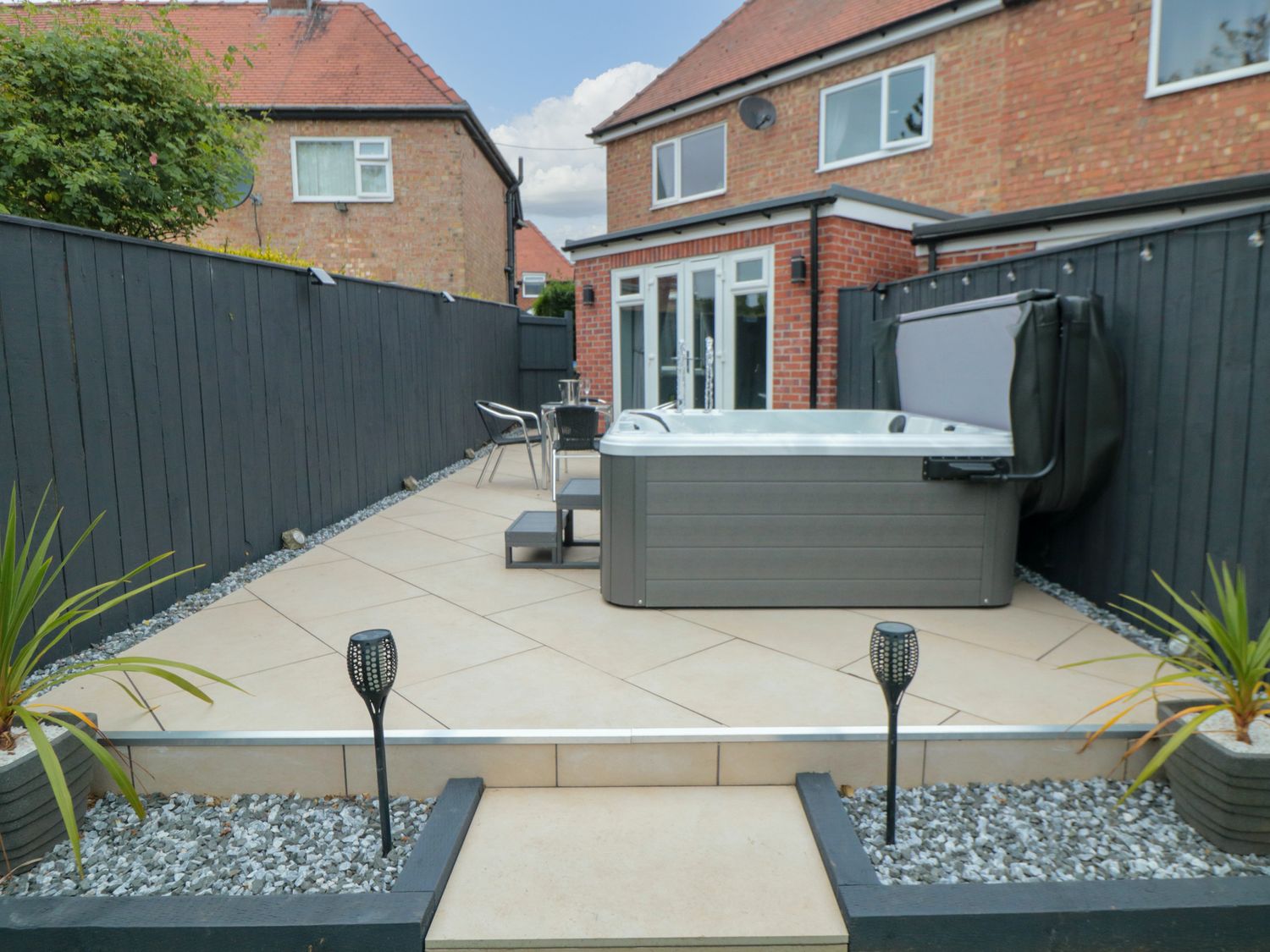 Corner Cottage in Bridlington, East Riding of Yorkshire. Pet-friendly. Woodburning stove. Near shop.