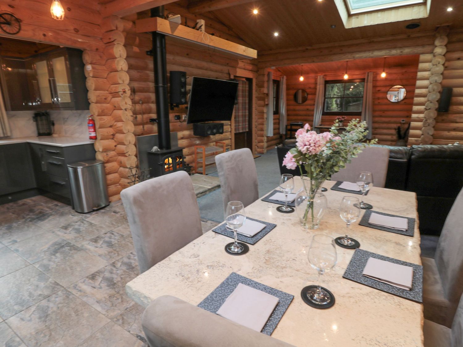 Starwood in Felton, Northumberland. Wooden lodge. Furnished enclosed garden. Hot tub. Surround sound