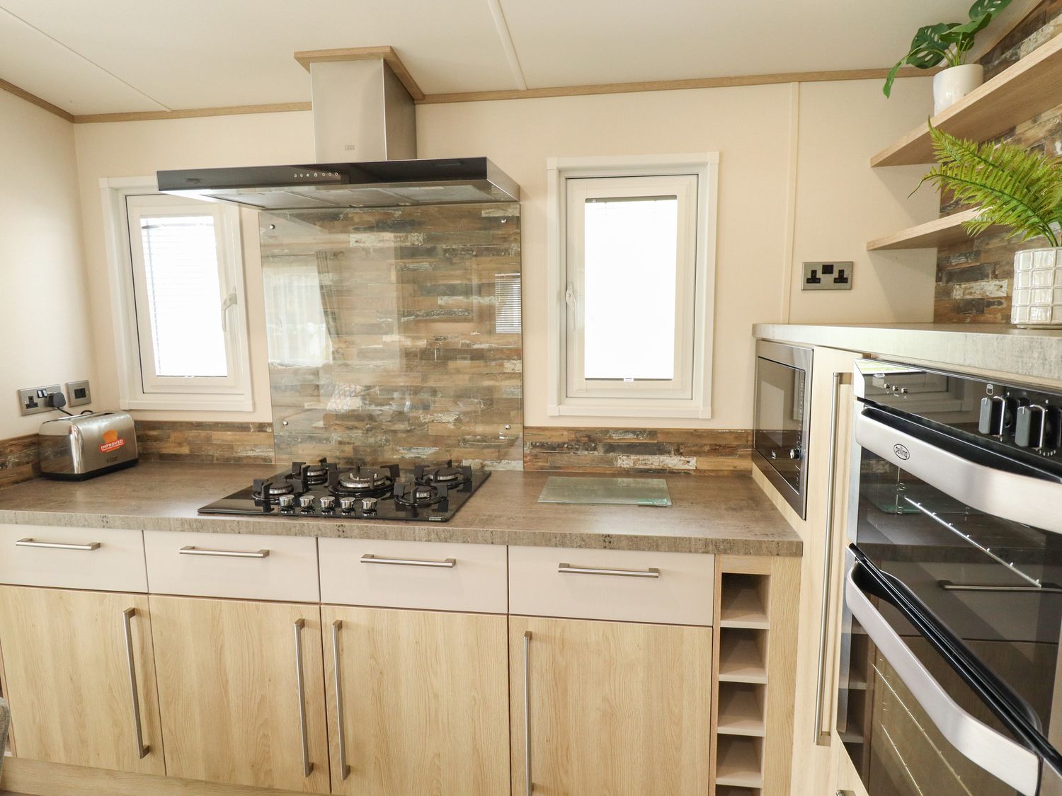 Malham Number 7 in Tattershall, Lincolnshire. Single-storey. On-site facilities. Hot tub. Lake views