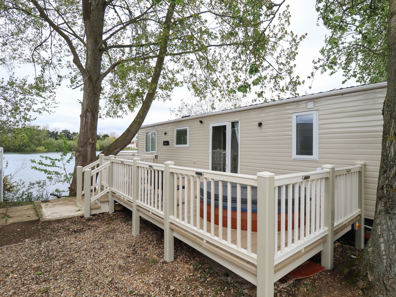 Malham Number 7 in Tattershall, Lincolnshire. Single-storey. On-site facilities. Hot tub. Lake views