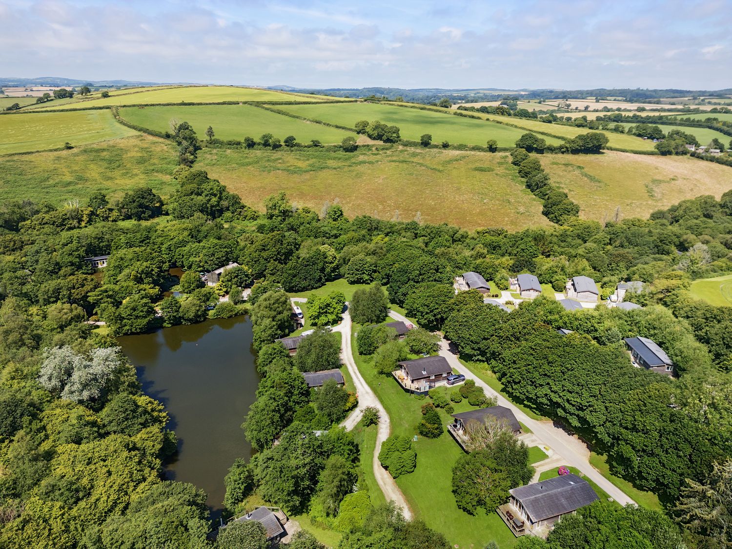 1 Streamside near Lanreath, Cornwall. Luxury lodge. Hot tub. Pet-friendly. Short drive to the beach.