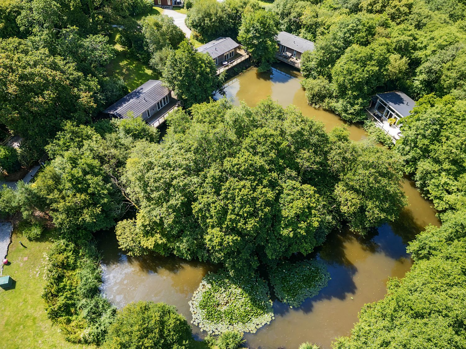 1 Streamside near Lanreath, Cornwall. Luxury lodge. Hot tub. Pet-friendly. Short drive to the beach.