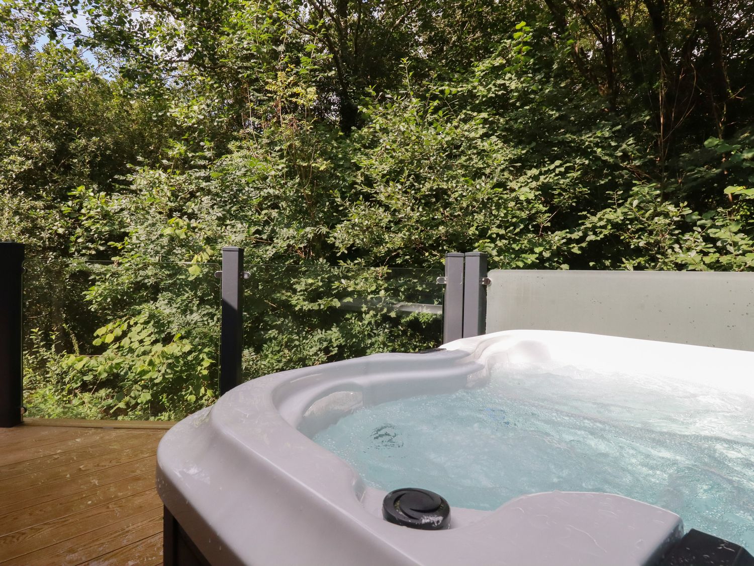 1 Streamside near Lanreath, Cornwall. Luxury lodge. Hot tub. Pet-friendly. Short drive to the beach.