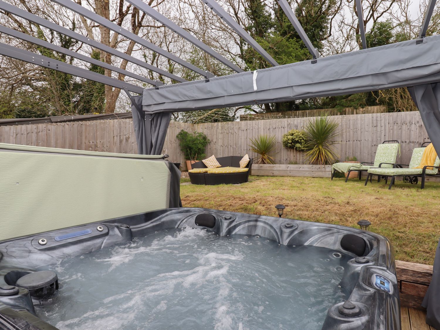 Burlodge, Swimbridge near Barnstaple, Devon. Hot tub. Off-road parking. Open-plan. En-suite. Adults.