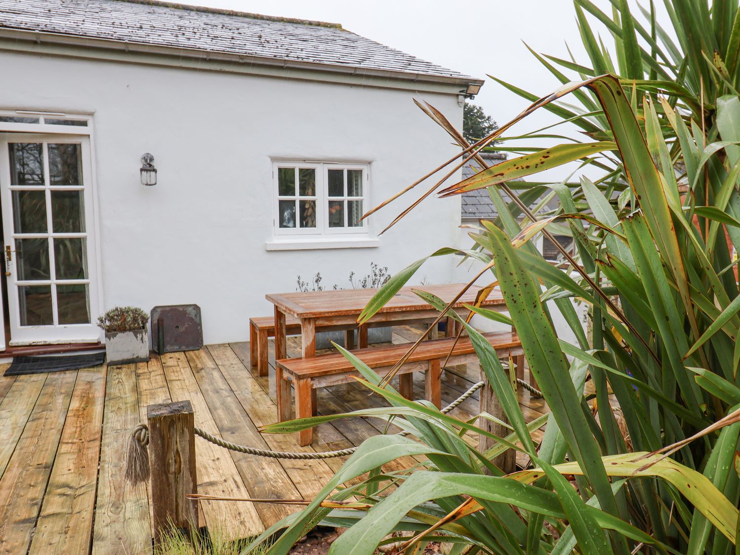 Burrows, Venn Ottery, Sidmouth, Devon. Hot tub. EV charger. Luxury. Pet-friendly. Woodburning stove.