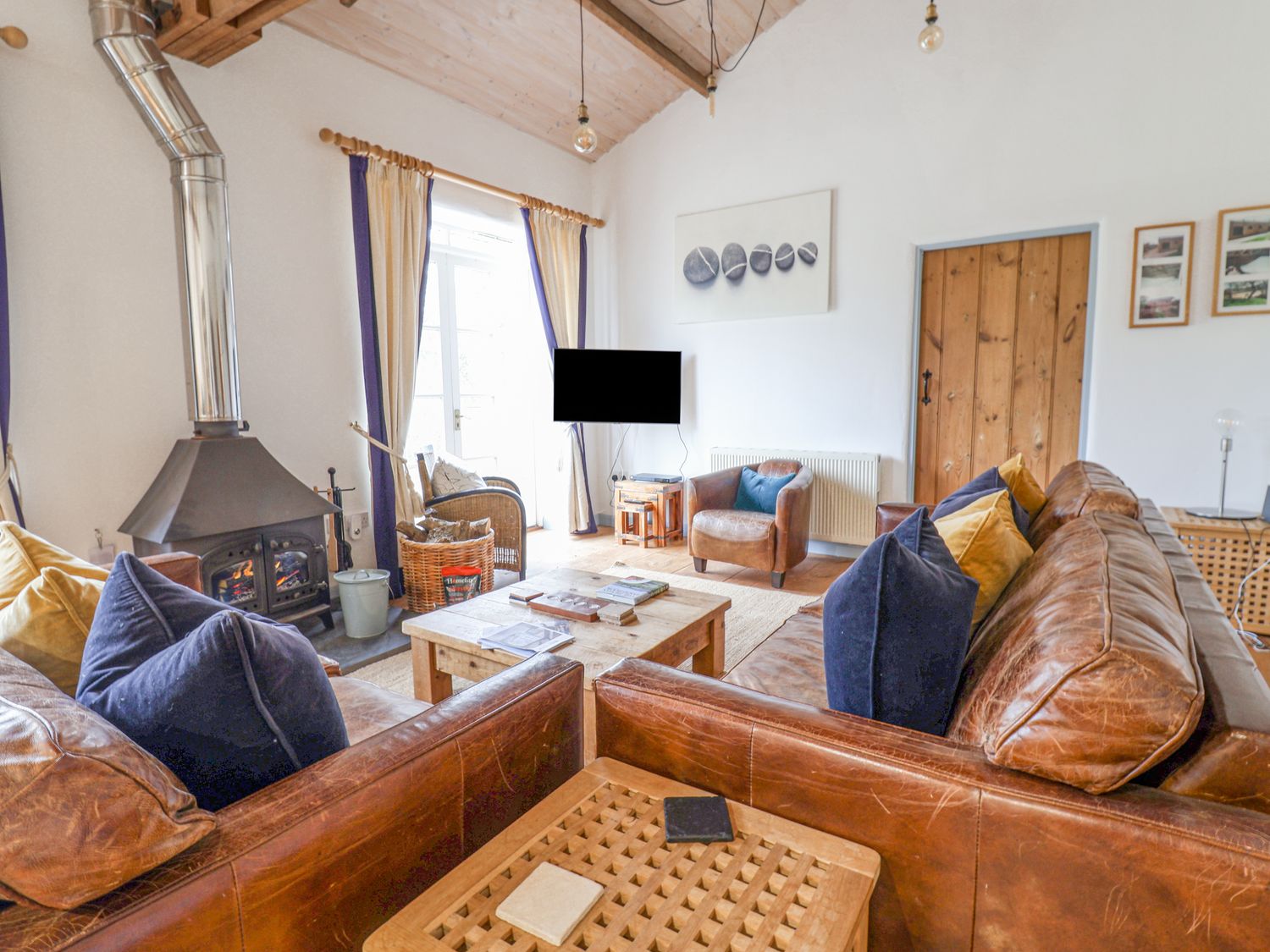 Burrows, Venn Ottery, Sidmouth, Devon. Hot tub. EV charger. Luxury. Pet-friendly. Woodburning stove.