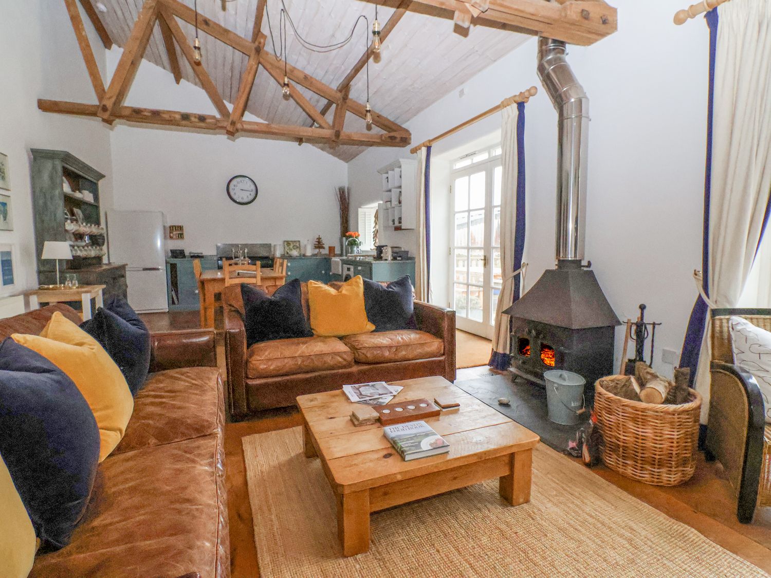 Burrows, Venn Ottery, Sidmouth, Devon. Hot tub. EV charger. Luxury. Pet-friendly. Woodburning stove.