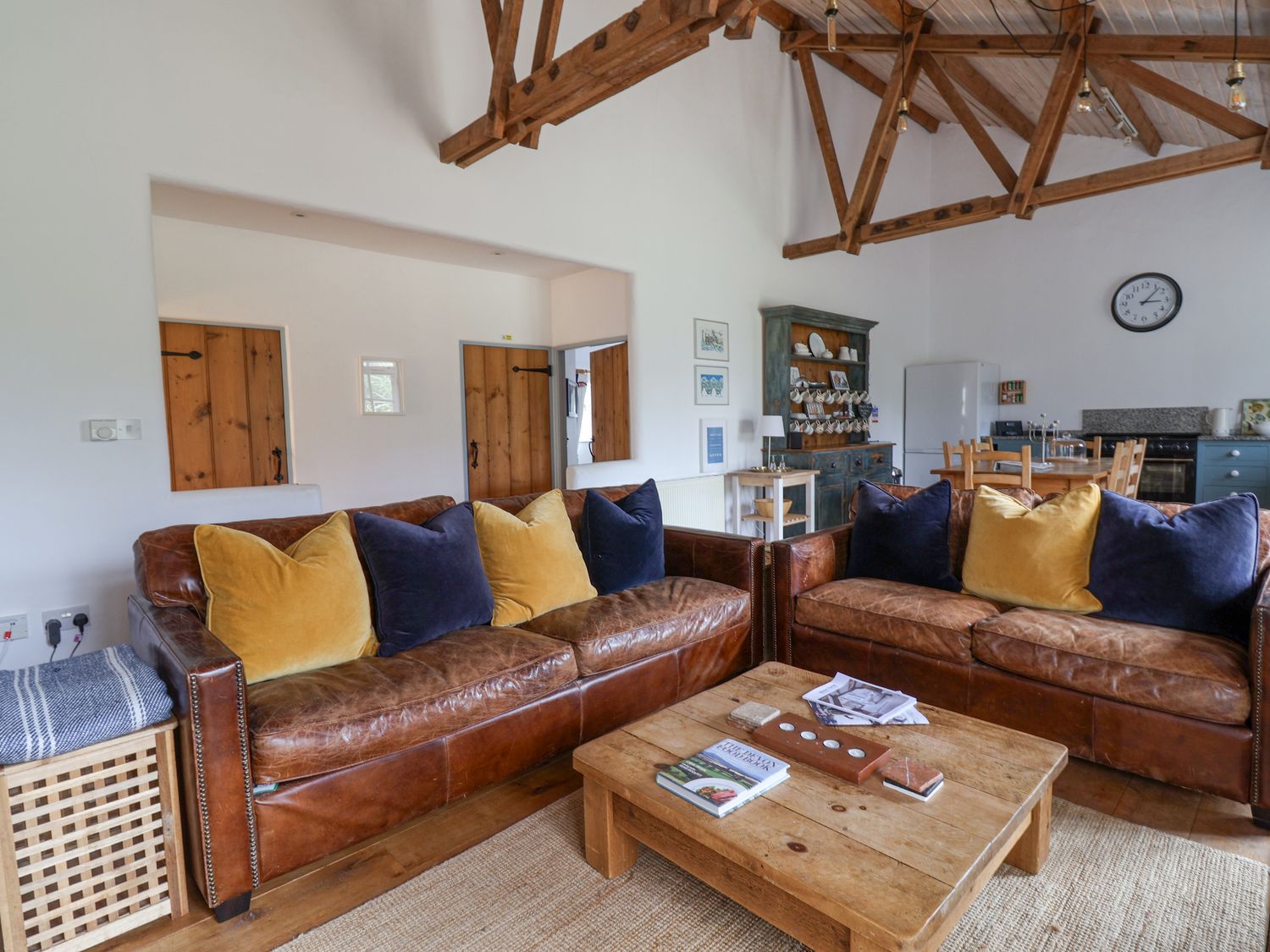 Burrows, Venn Ottery, Sidmouth, Devon. Hot tub. EV charger. Luxury. Pet-friendly. Woodburning stove.