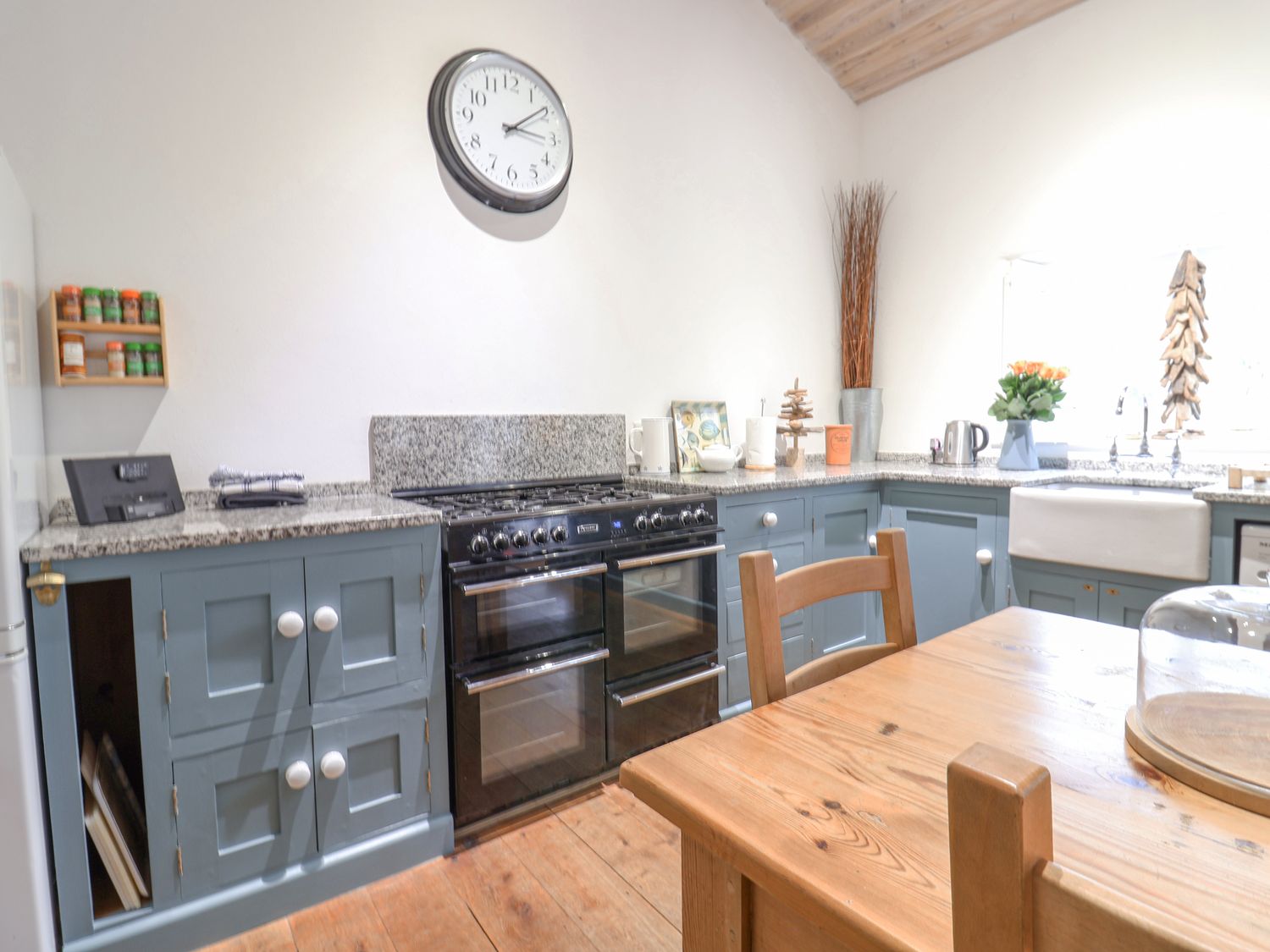 Burrows, Venn Ottery, Sidmouth, Devon. Hot tub. EV charger. Luxury. Pet-friendly. Woodburning stove.