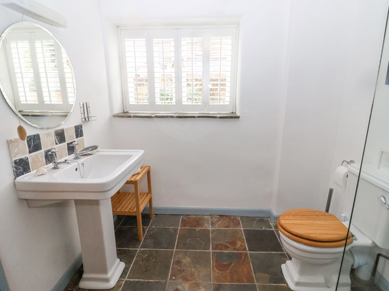 Burrows, Venn Ottery, Sidmouth, Devon. Hot tub. EV charger. Luxury. Pet-friendly. Woodburning stove.