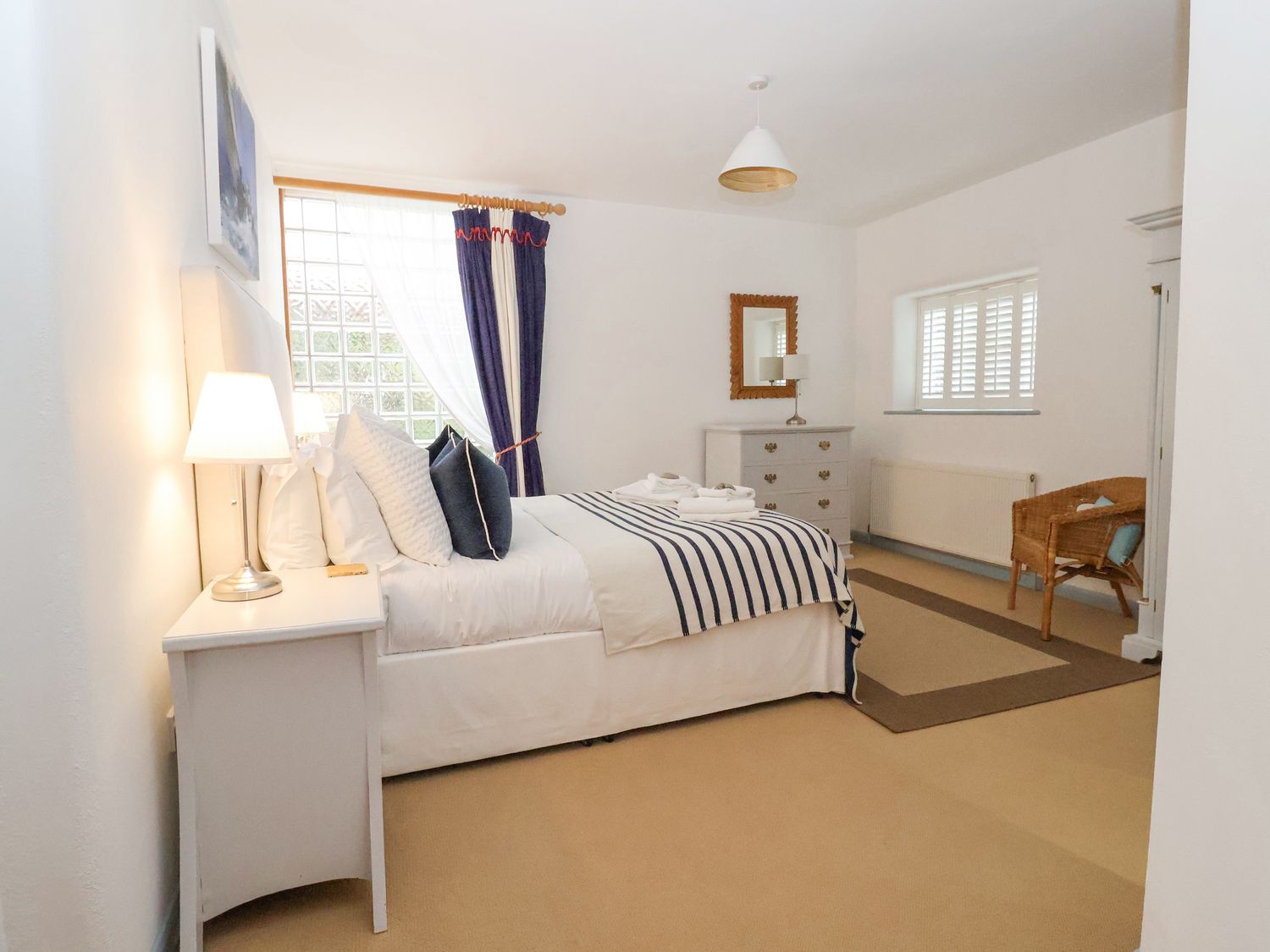 Burrows, Venn Ottery, Sidmouth, Devon. Hot tub. EV charger. Luxury. Pet-friendly. Woodburning stove.