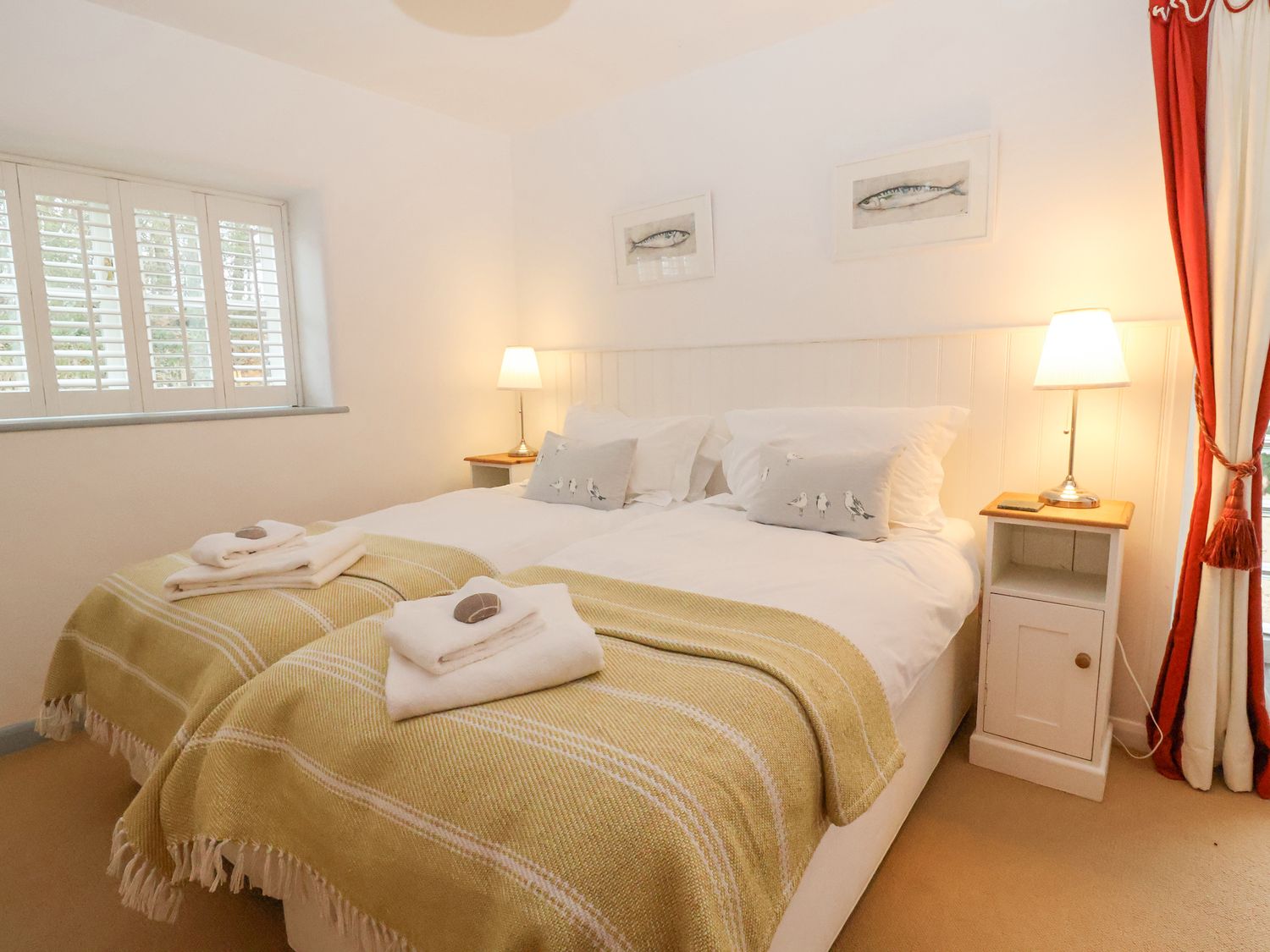 Burrows, Venn Ottery, Sidmouth, Devon. Hot tub. EV charger. Luxury. Pet-friendly. Woodburning stove.