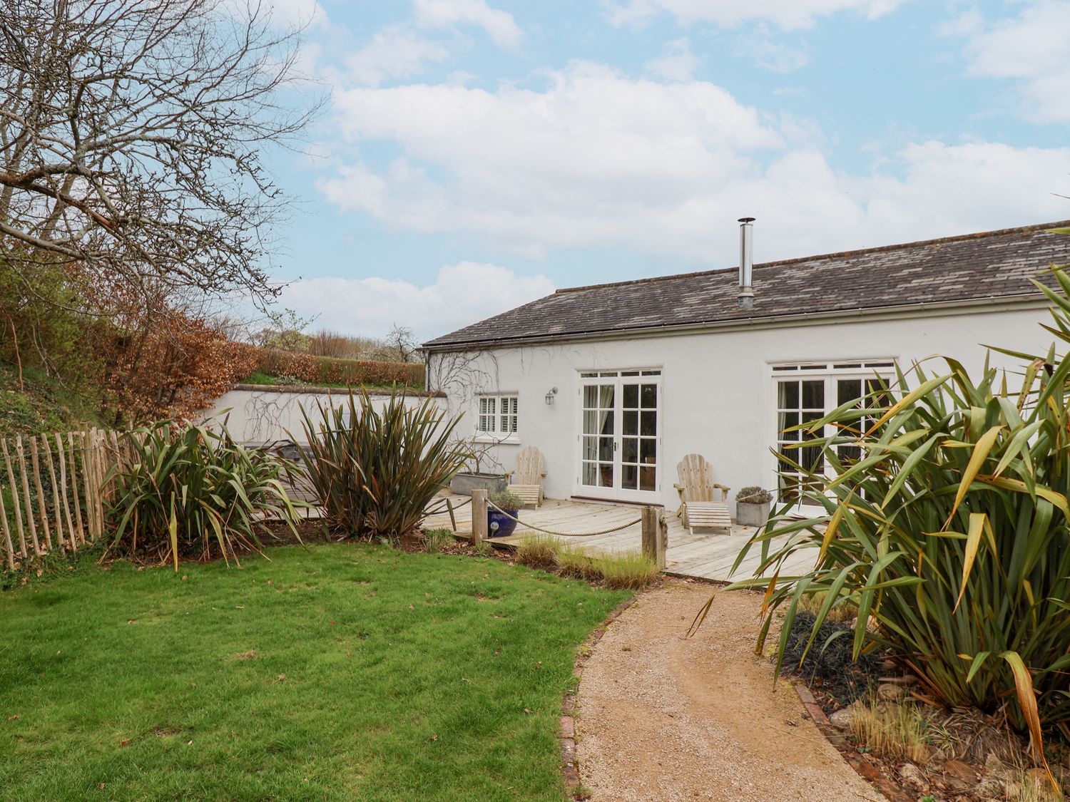 Burrows, Venn Ottery, Sidmouth, Devon. Hot tub. EV charger. Luxury. Pet-friendly. Woodburning stove.