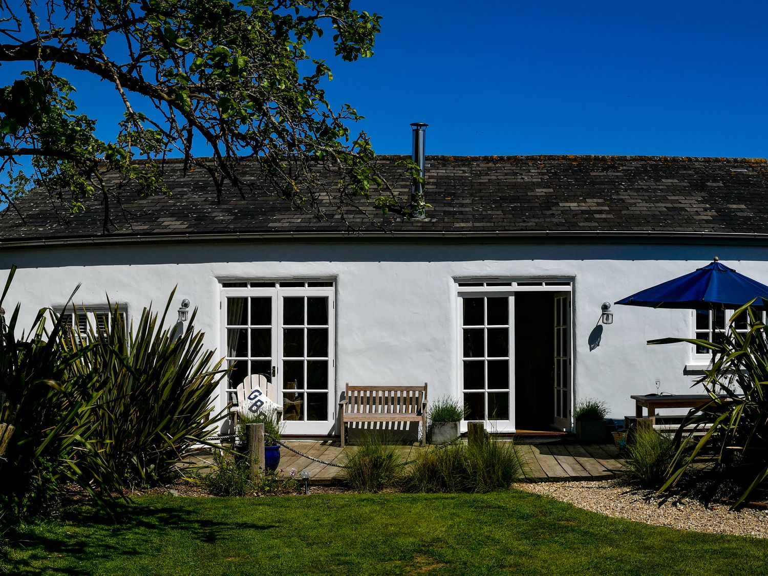 Burrows, Venn Ottery, Sidmouth, Devon. Hot tub. EV charger. Luxury. Pet-friendly. Woodburning stove.