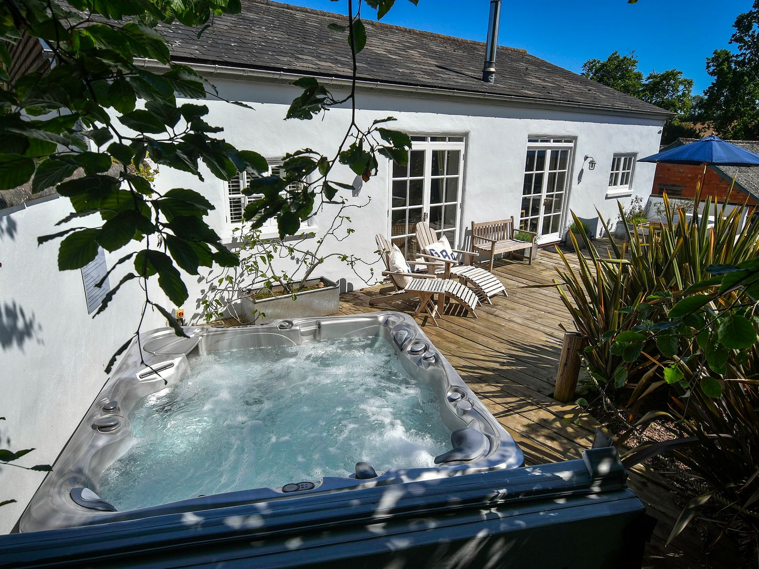 Burrows, Venn Ottery, Sidmouth, Devon. Hot tub. EV charger. Luxury. Pet-friendly. Woodburning stove.