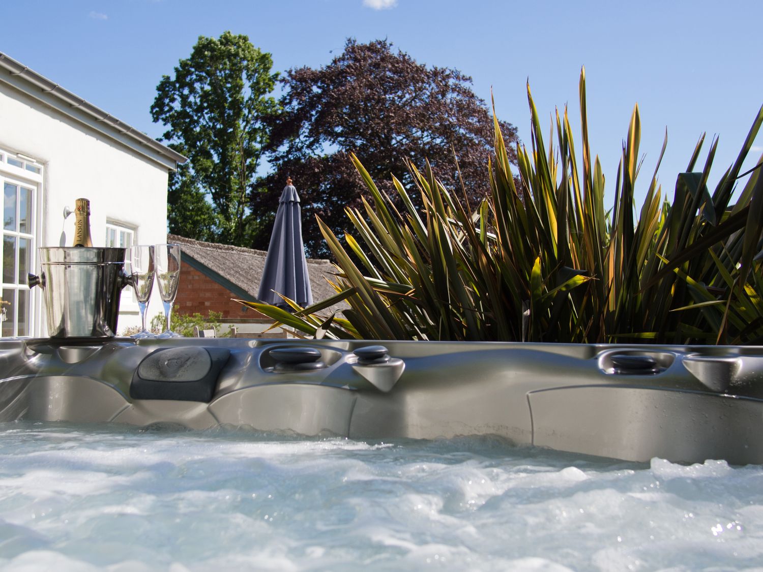 Burrows, Venn Ottery, Sidmouth, Devon. Hot tub. EV charger. Luxury. Pet-friendly. Woodburning stove.