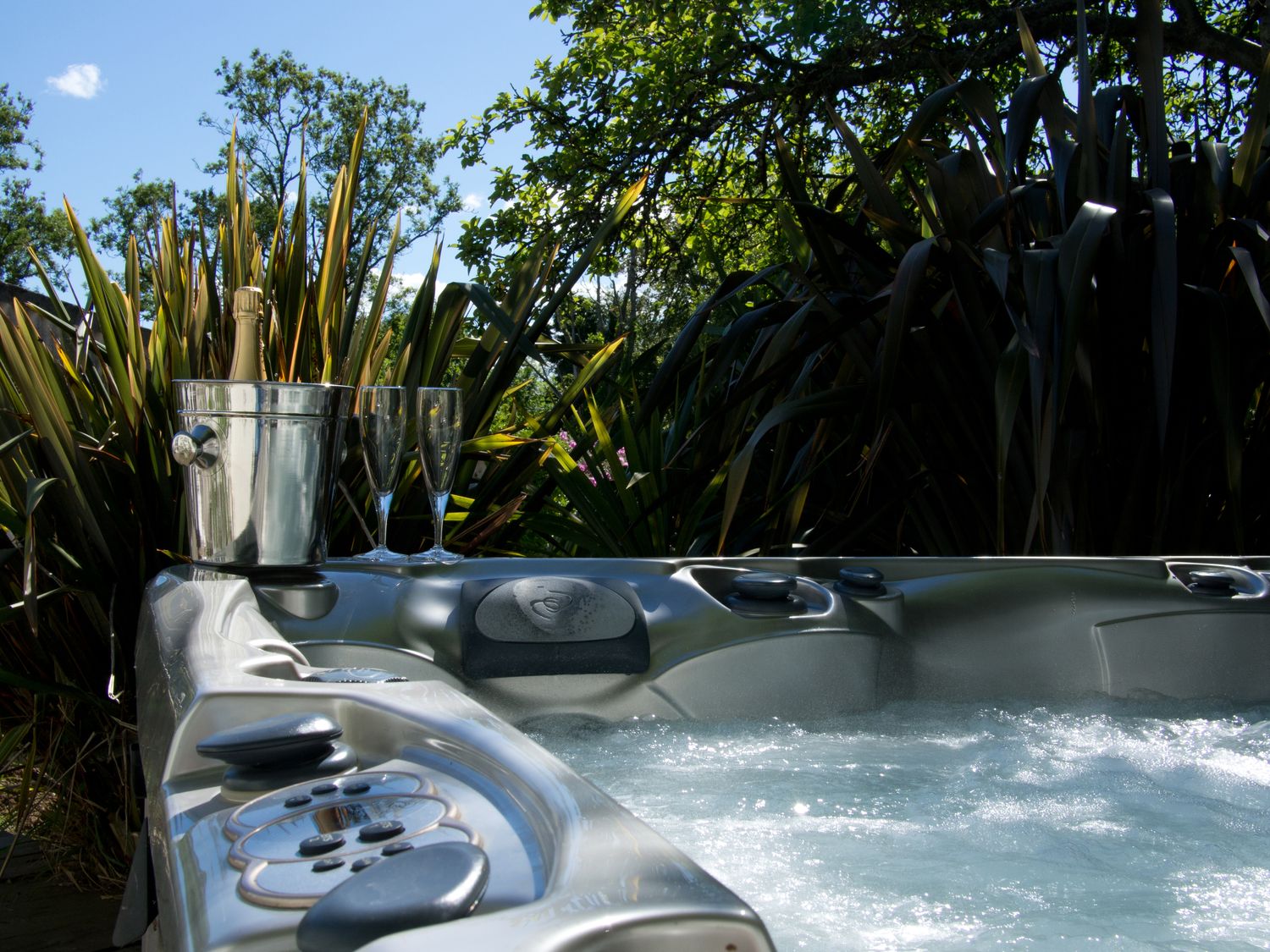 Burrows, Venn Ottery, Sidmouth, Devon. Hot tub. EV charger. Luxury. Pet-friendly. Woodburning stove.