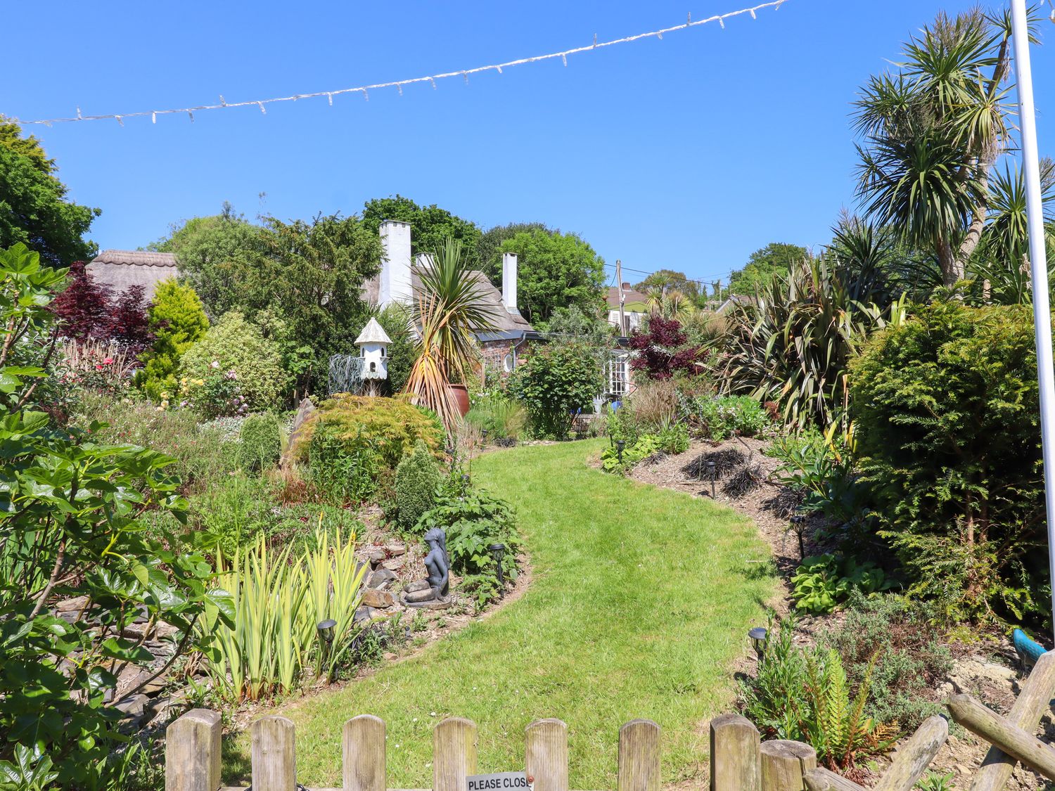 Sunset Cottage, Swimbridge near Barnstaple, Devon. Single-storey. Enclosed garden. Hot tub. Barbecue