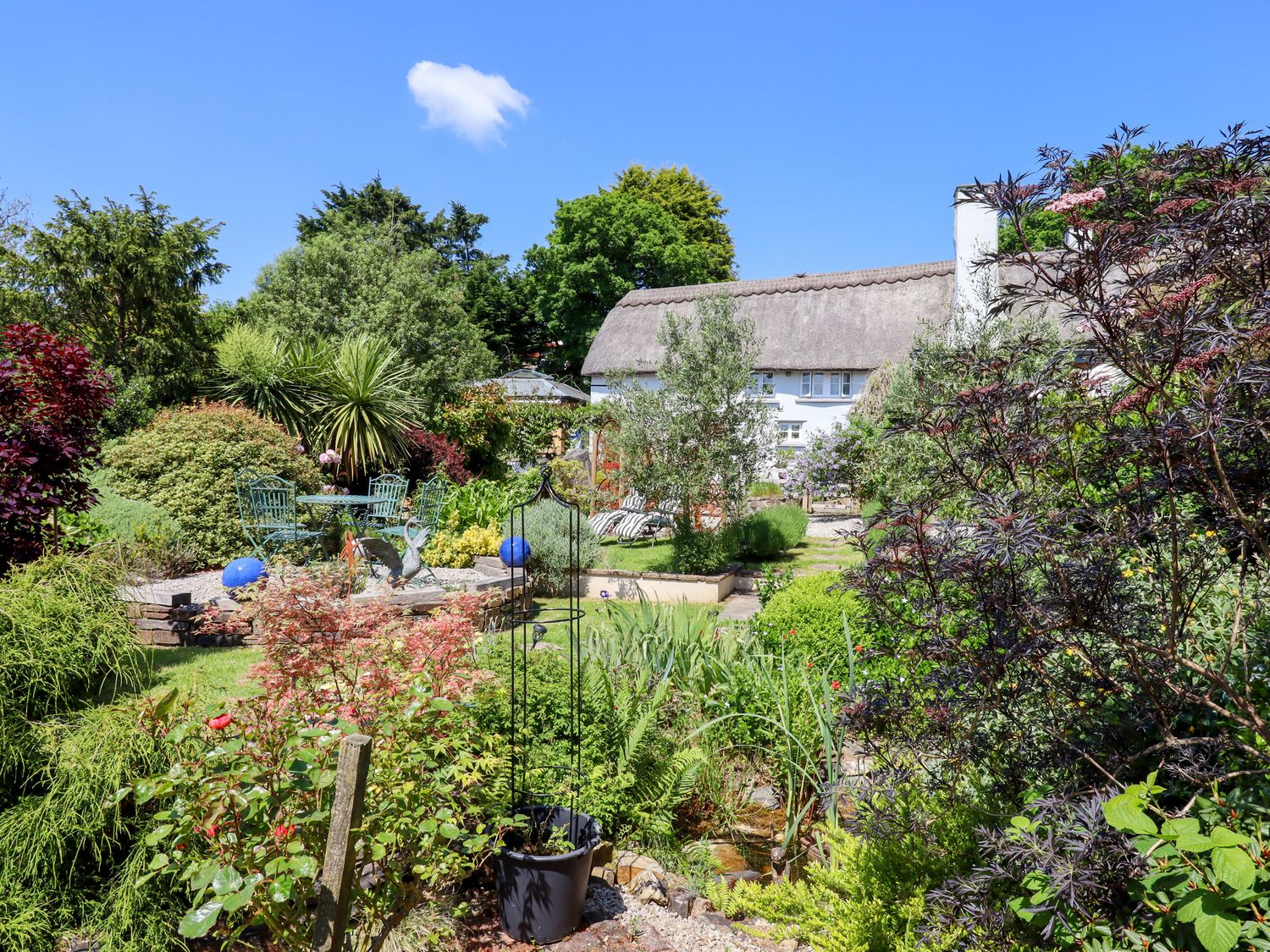 Sunset Cottage, Swimbridge near Barnstaple, Devon. Single-storey. Enclosed garden. Hot tub. Barbecue