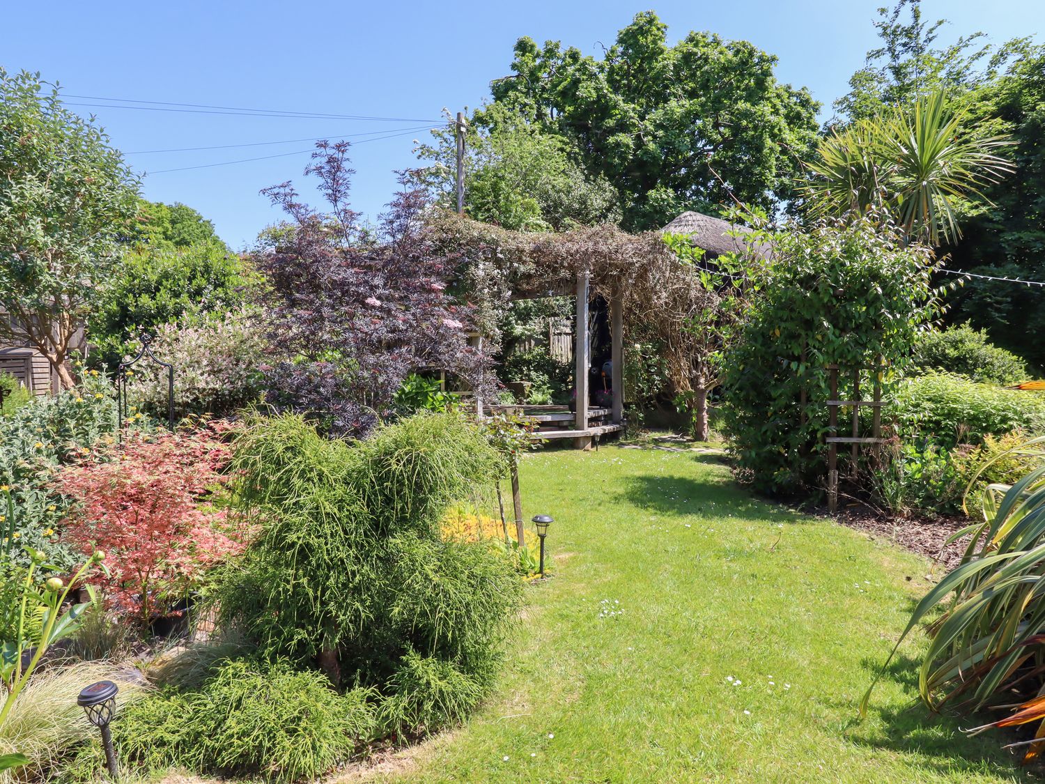 Sunset Cottage, Swimbridge near Barnstaple, Devon. Single-storey. Enclosed garden. Hot tub. Barbecue