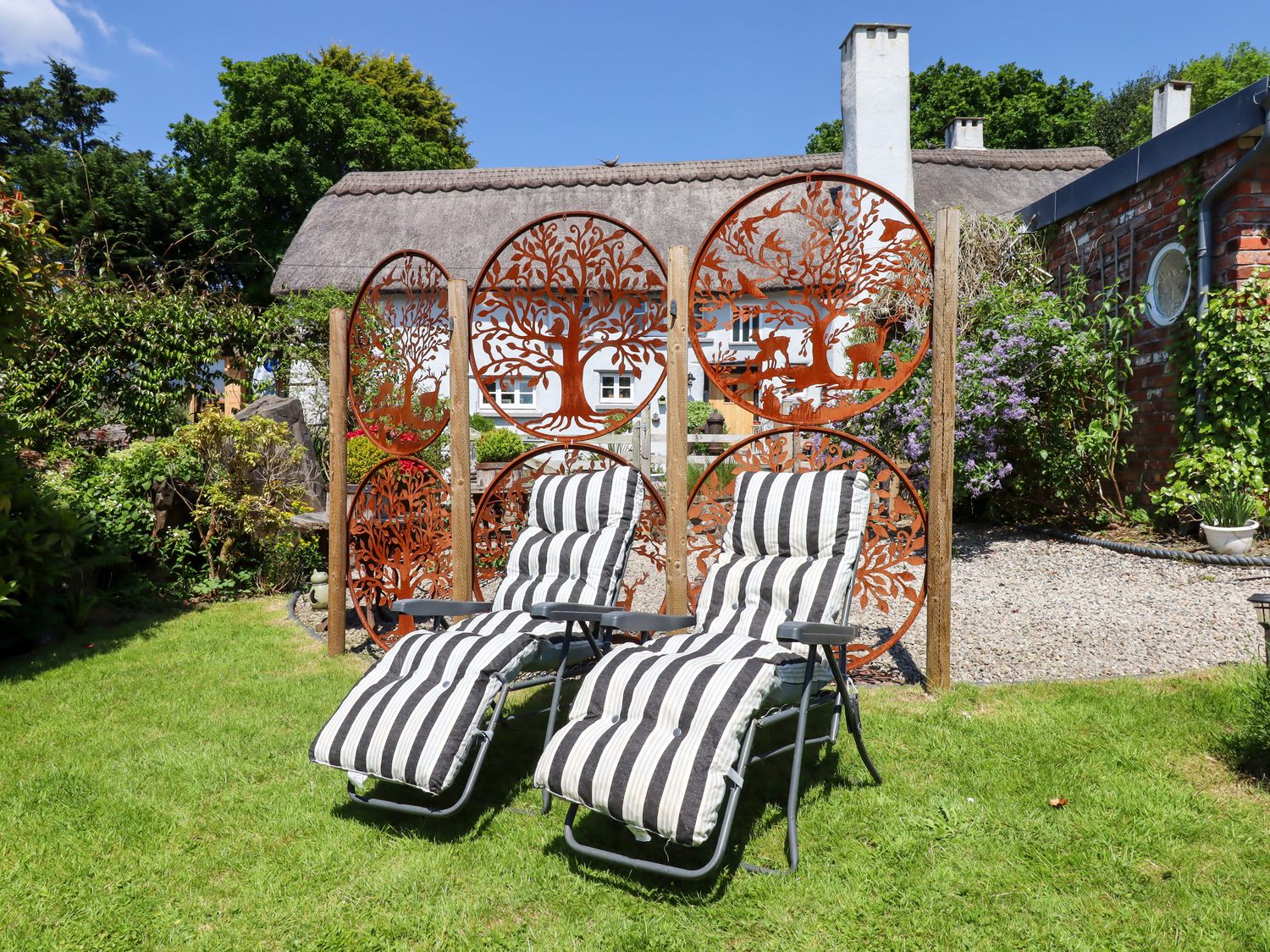 Sunset Cottage, Swimbridge near Barnstaple, Devon. Single-storey. Enclosed garden. Hot tub. Barbecue