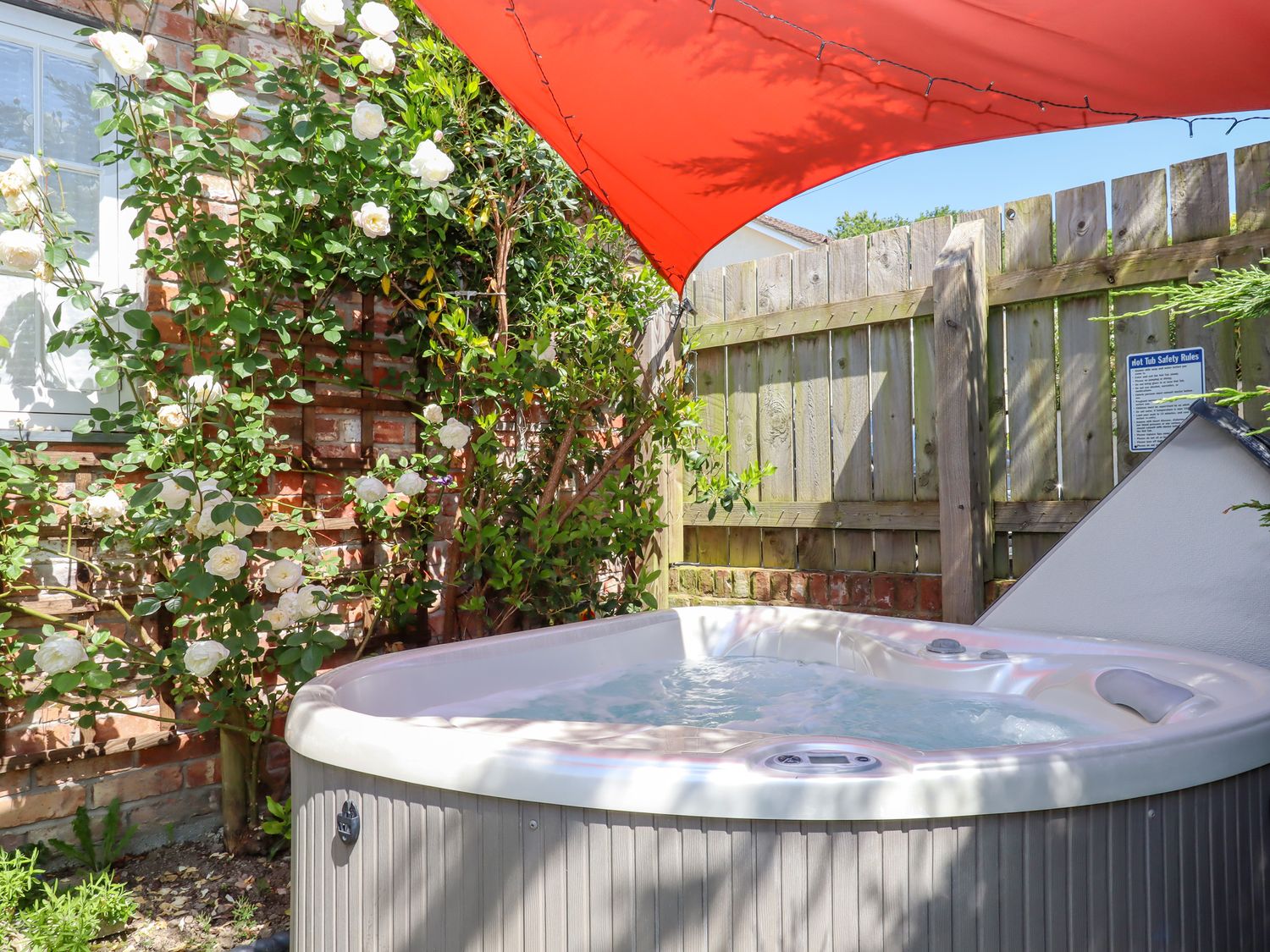 Sunset Cottage, Swimbridge near Barnstaple, Devon. Single-storey. Enclosed garden. Hot tub. Barbecue