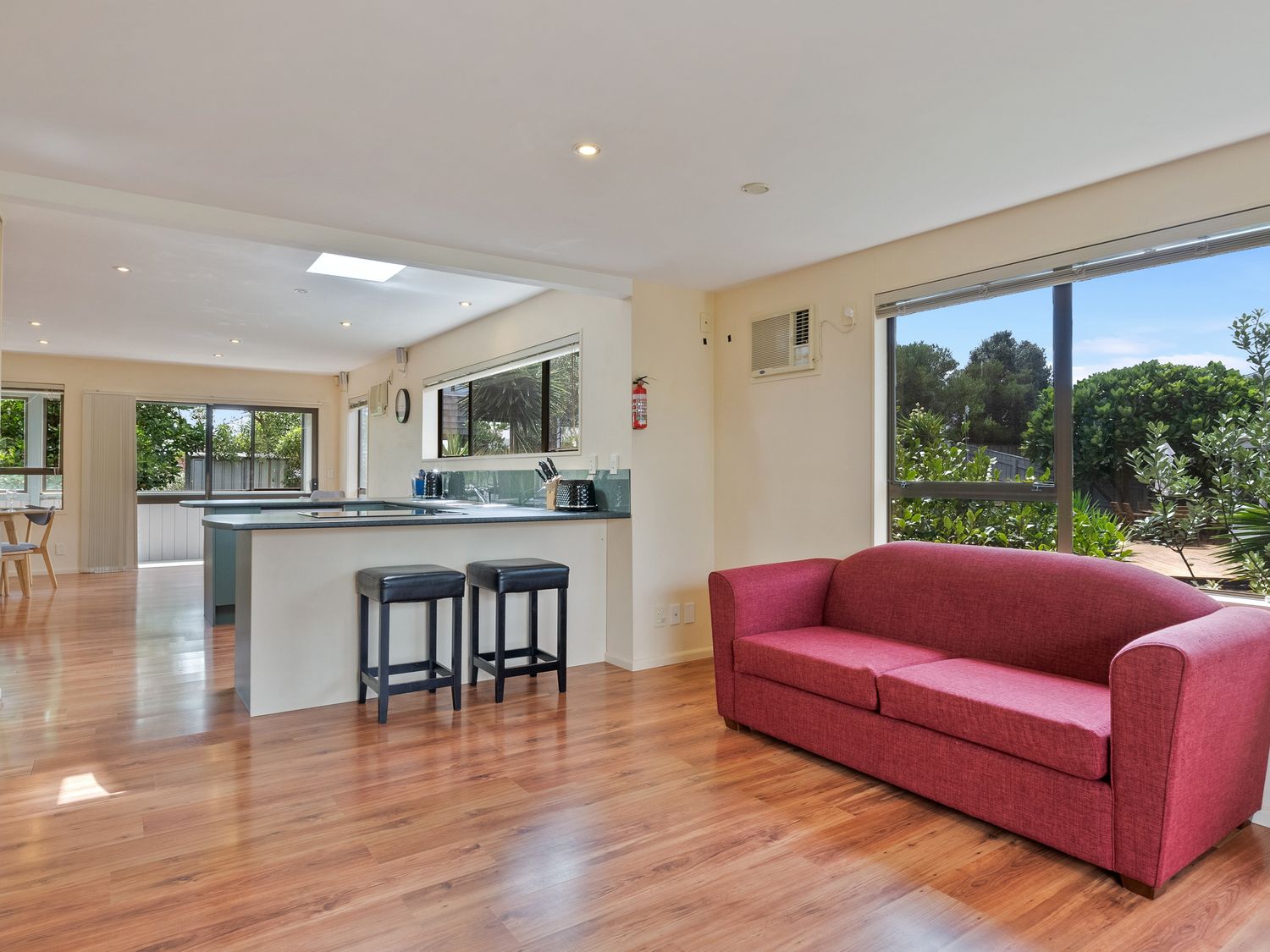 Relax on Queens - Waikanae Beach Holiday Home                     photo 2