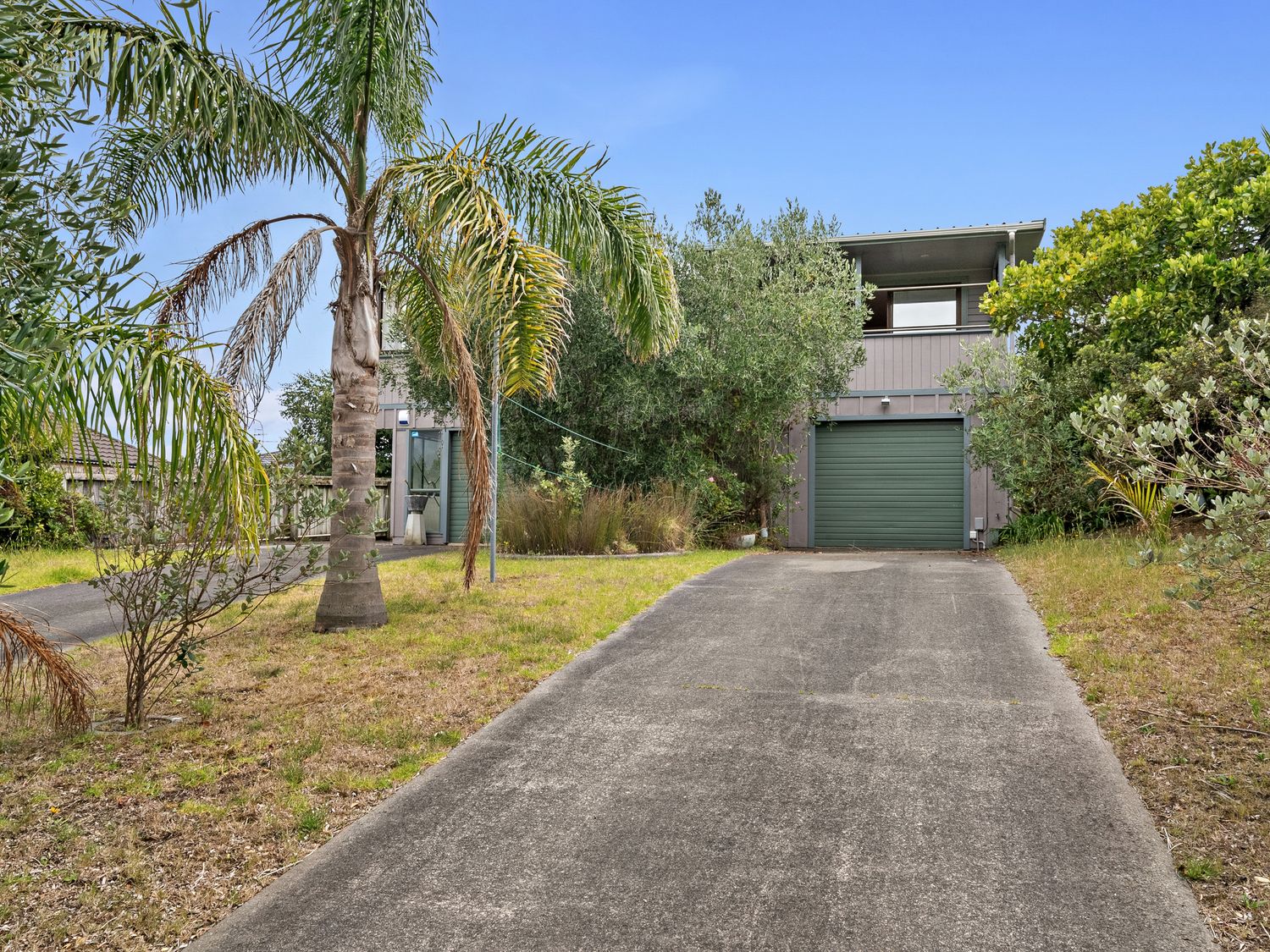 Relax on Queens - Waikanae Beach Holiday Home                     photo 19