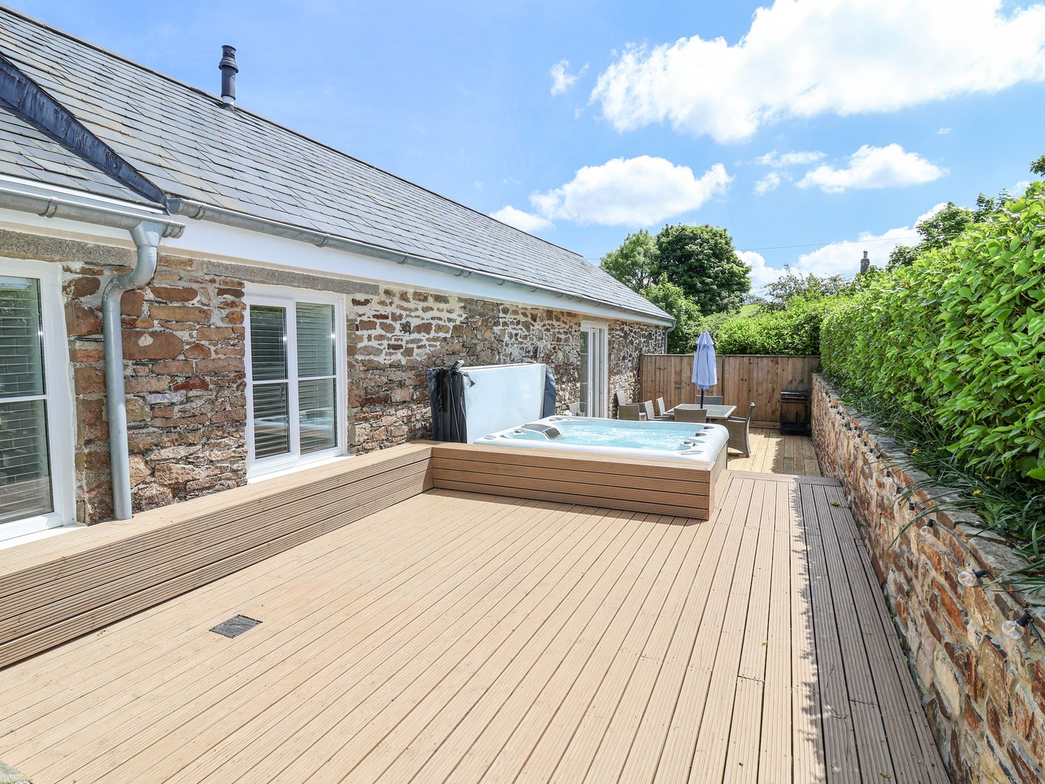 Old Orchard Barn, St. Mellion near St Dominick, Cornwall. In a AONB. Pet-friendly. Hot tub. Smart TV