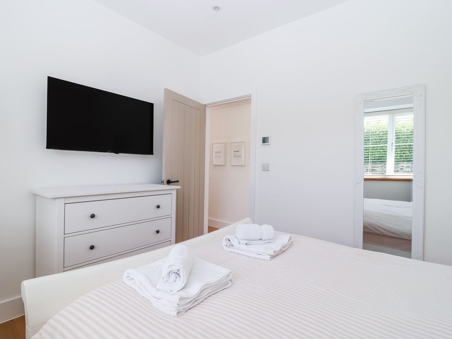 Old Orchard Barn, St. Mellion near St Dominick, Cornwall. In a AONB. Pet-friendly. Hot tub. Smart TV