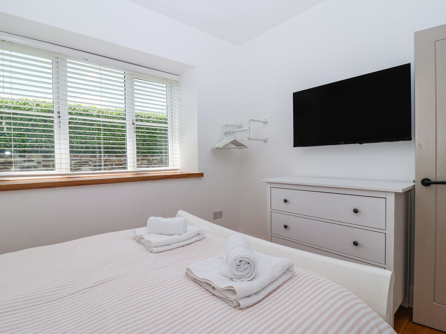 Old Orchard Barn, St. Mellion near St Dominick, Cornwall. In a AONB. Pet-friendly. Hot tub. Smart TV