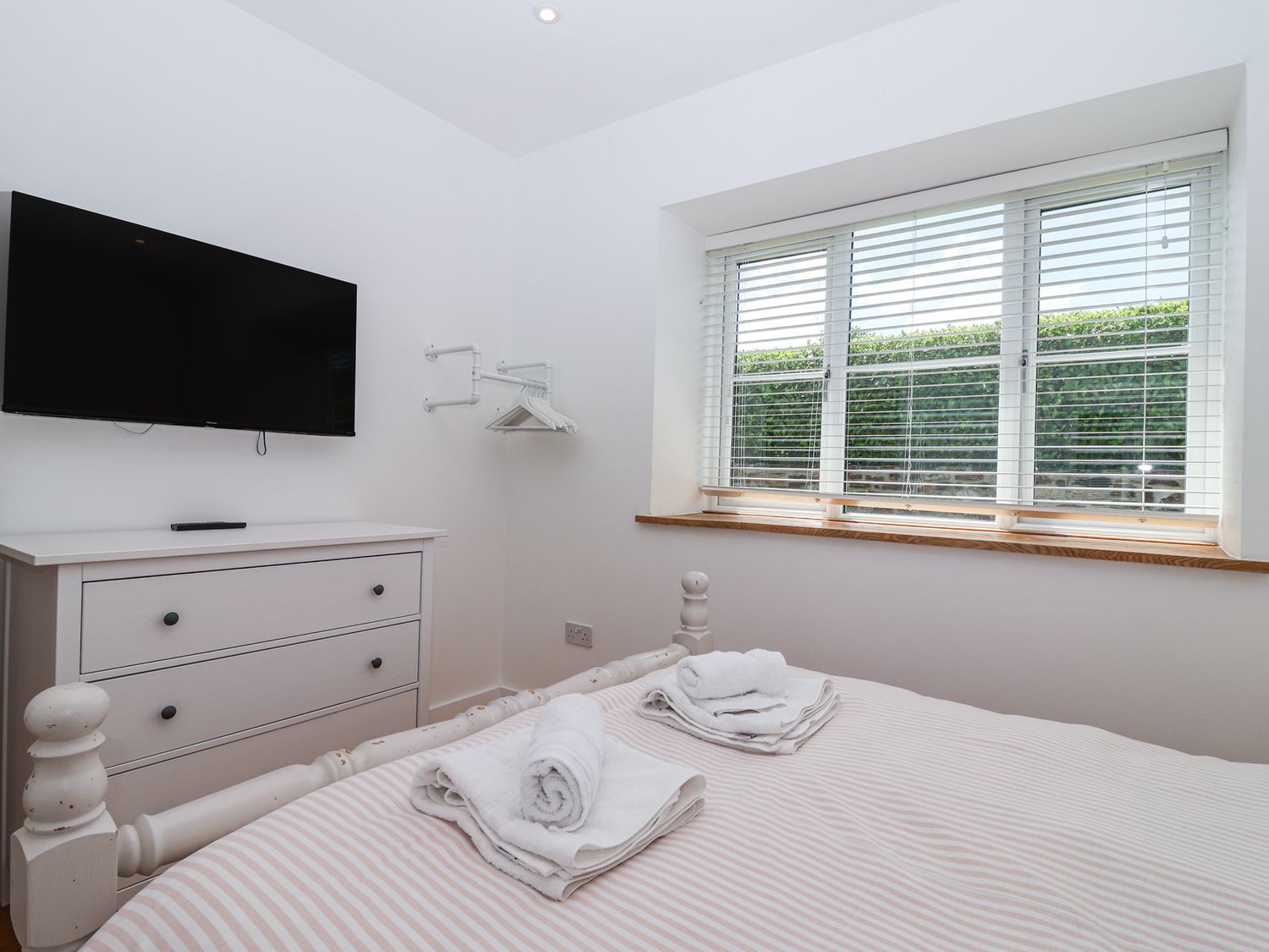 Old Orchard Barn, St. Mellion near St Dominick, Cornwall. In a AONB. Pet-friendly. Hot tub. Smart TV