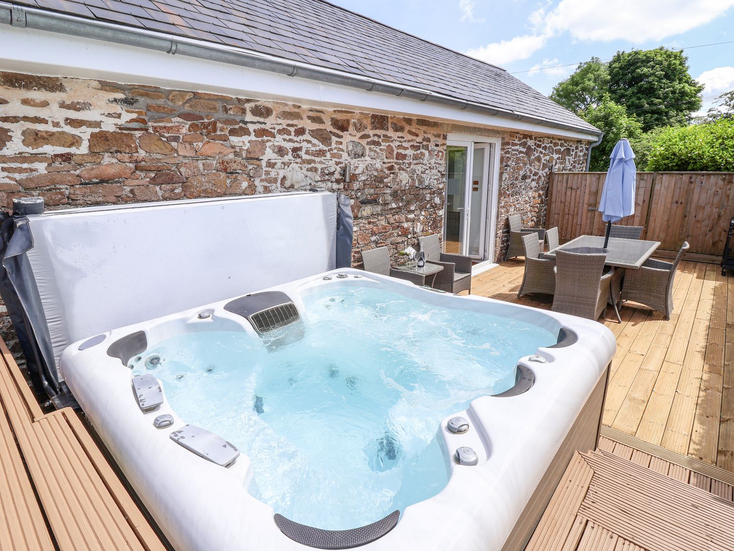 Old Orchard Barn, St. Mellion near St Dominick, Cornwall. In a AONB. Pet-friendly. Hot tub. Smart TV