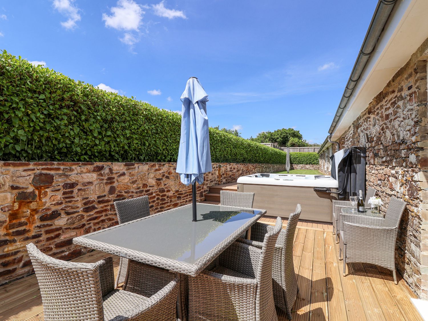 Old Orchard Barn, St. Mellion near St Dominick, Cornwall. In a AONB. Pet-friendly. Hot tub. Smart TV