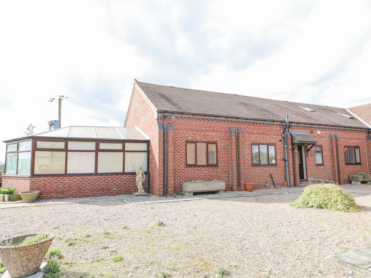 Stensonhill Lodge in Derby, Derbyshire. Hot tub. Pet-friendly. Ground-floor living. Family-friendly.