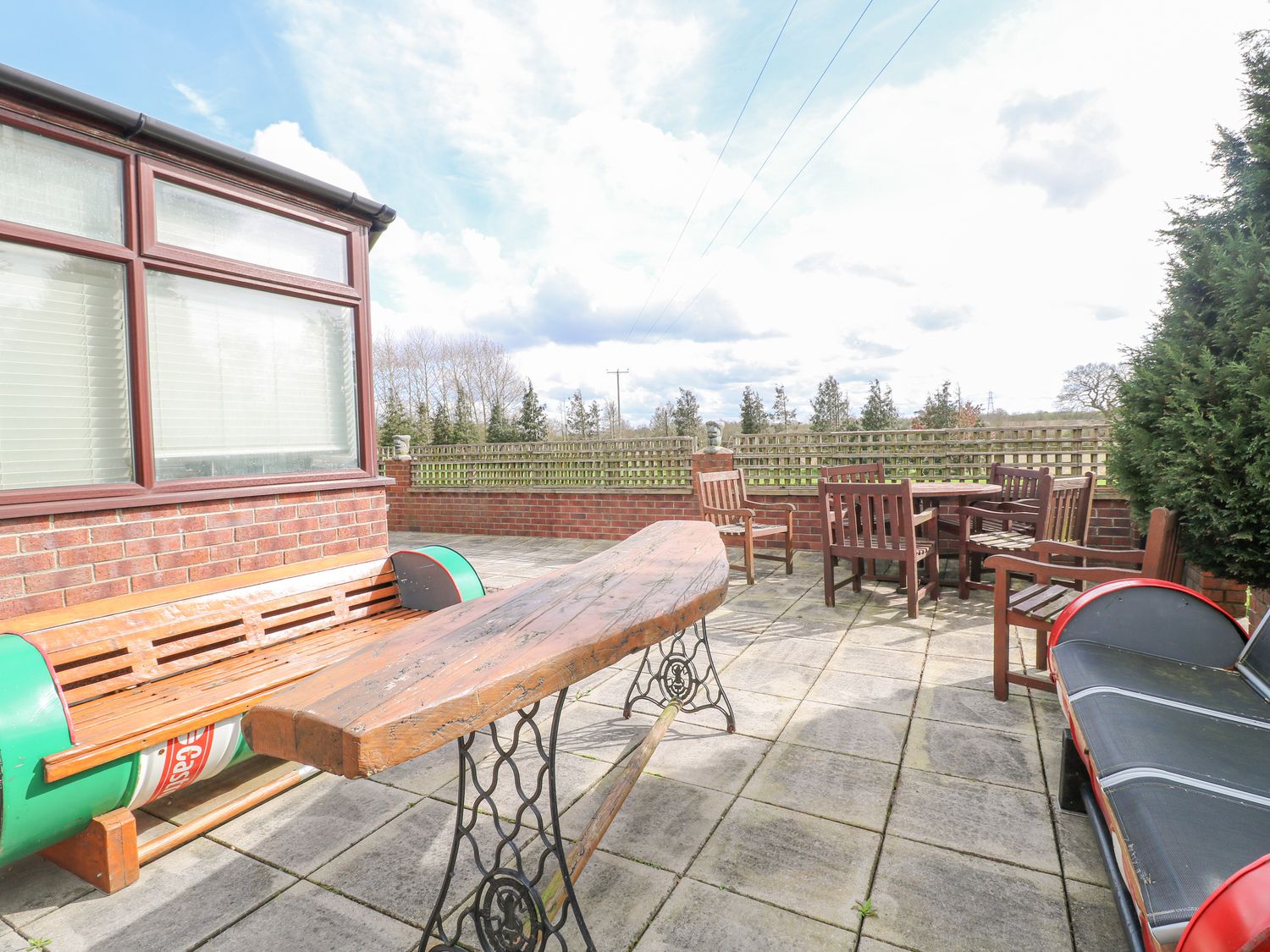 Stensonhill Lodge in Derby, Derbyshire. Hot tub. Pet-friendly. Ground-floor living. Family-friendly.