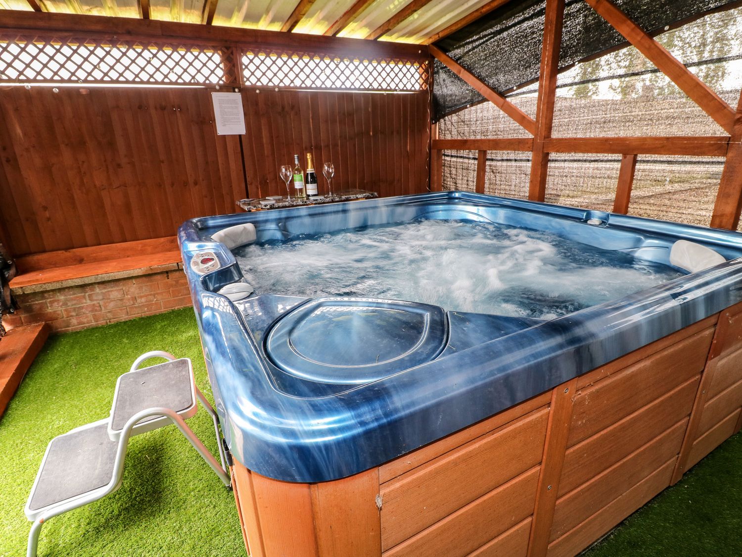 Stensonhill Lodge in Derby, Derbyshire. Hot tub. Pet-friendly. Ground-floor living. Family-friendly.