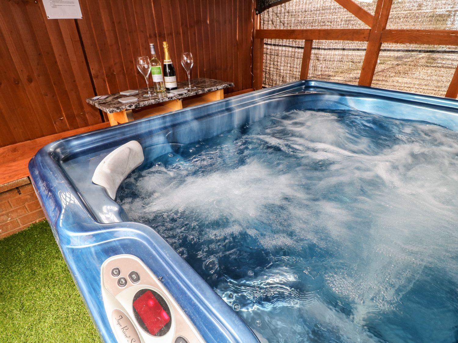 Stensonhill Lodge in Derby, Derbyshire. Hot tub. Pet-friendly. Ground-floor living. Family-friendly.